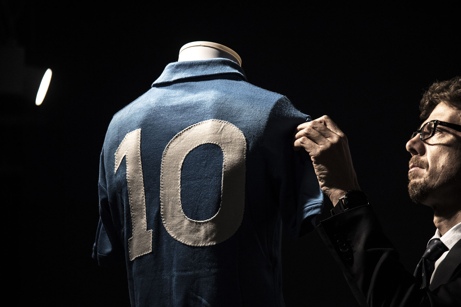 Entre otras reliquias, se subastará la número 10 del Napoli utilizada por Diego Maradona en la temporada 1986/1987 (Photo by MARCO BERTORELLO / AFP)