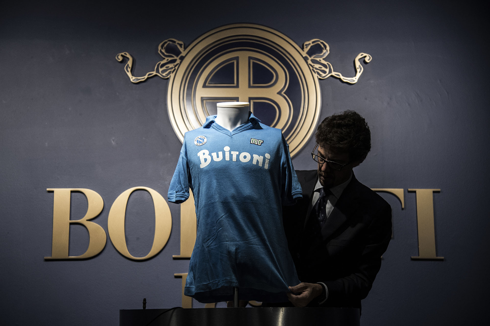 El intenso celeste de la insignia napolitana con la que Maradona dio la vuelta y conquistó Italia (Photo by MARCO BERTORELLO / AFP)