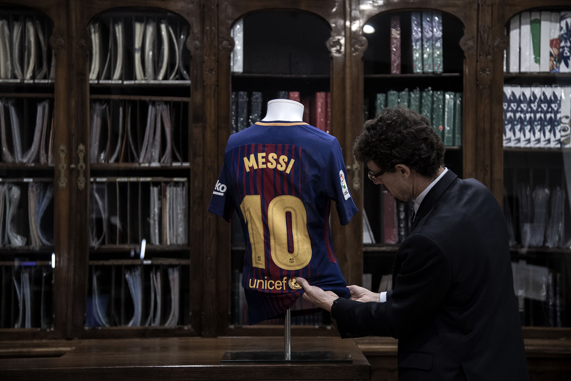 La blaugrana del astro argentino no está tan cotizada por cuestiones de antigüedad (Photo by MARCO BERTORELLO / AFP)