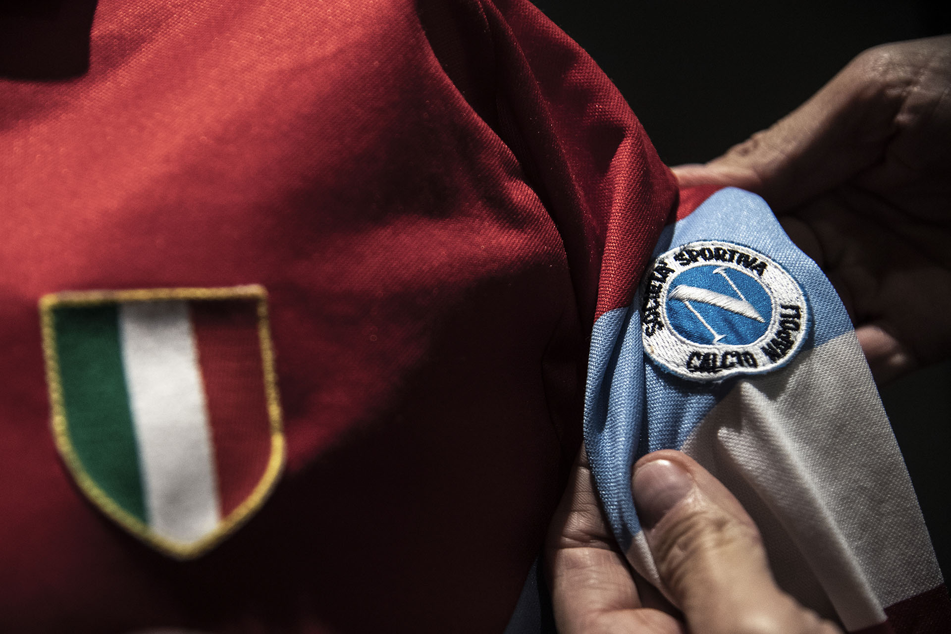 Esta camiseta roja (alternativa) del Napoli fue transpirada por Maradona durante la temporada 90/91 en Italia (Photo by MARCO BERTORELLO / AFP)