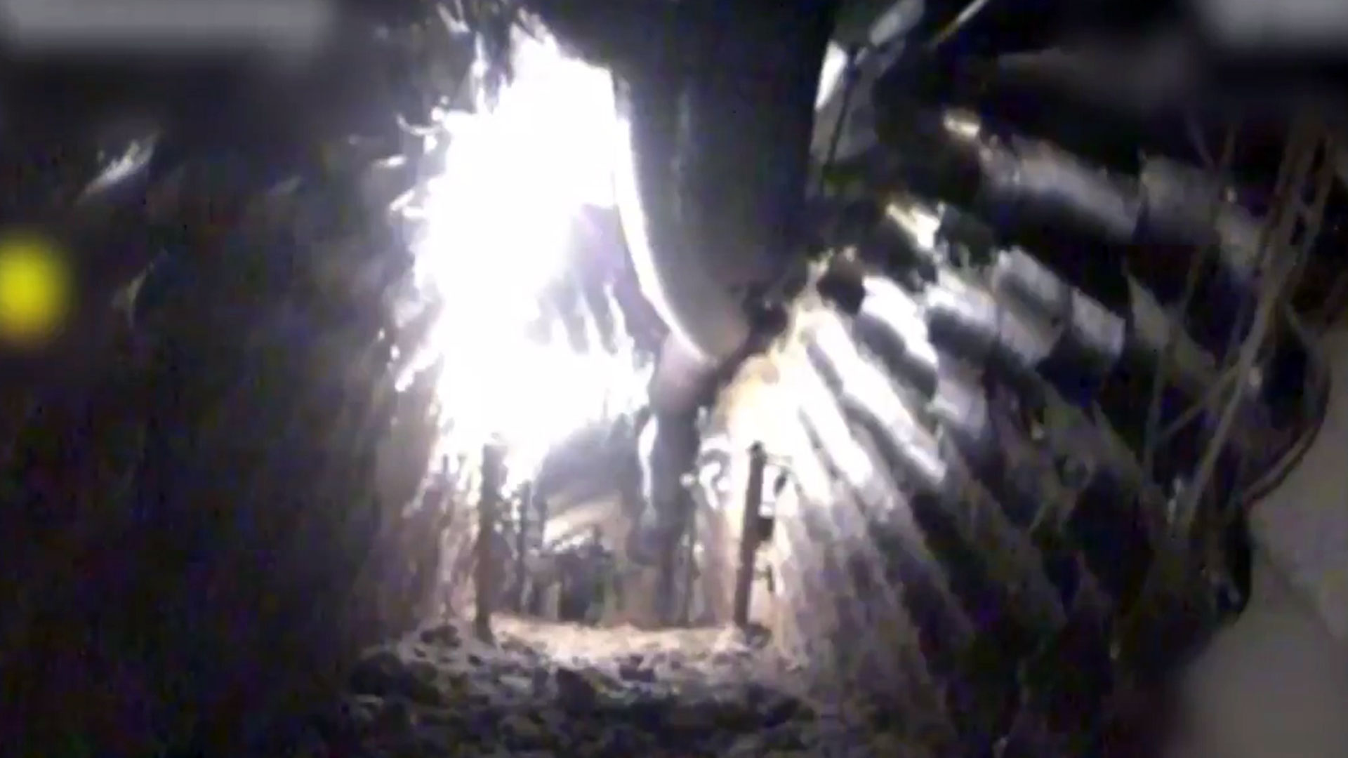 El terrorista fue captado dentro del túnel por la cámara