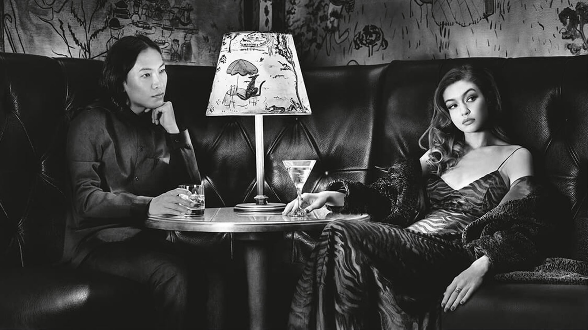 Hadid posa con el diseñador Alexander Wang quien en la escena capturada representa al amigo y confidente de Hadid