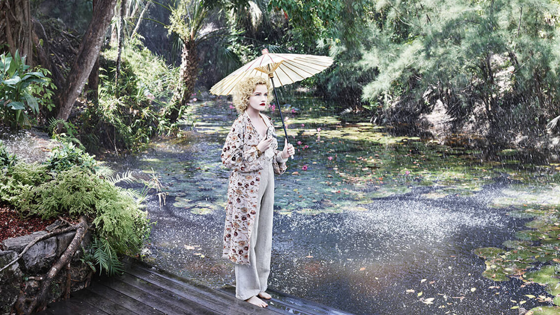 Julia Garner, que interpreta a una fotógrafa botánica, posa para Albert Watson en Miami, escenario del Calendario Pirelli 2019
