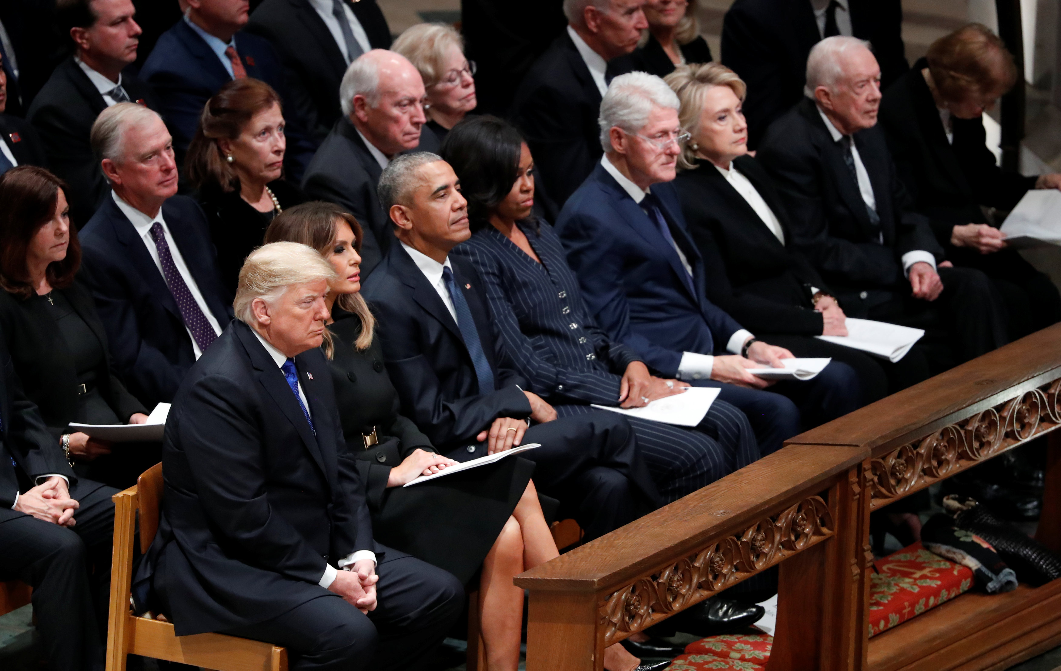 El presidente Donald Trump con la primera dama Melania Trump, el ex presidente Barack Obama, la ex primera dama Michelle Obama, el ex presidente Bill Clinton y la ex primera dama Hillary Clinton, el ex presidente Jimmy Carter y la primera dama Rosalynn Carter (Reuters)