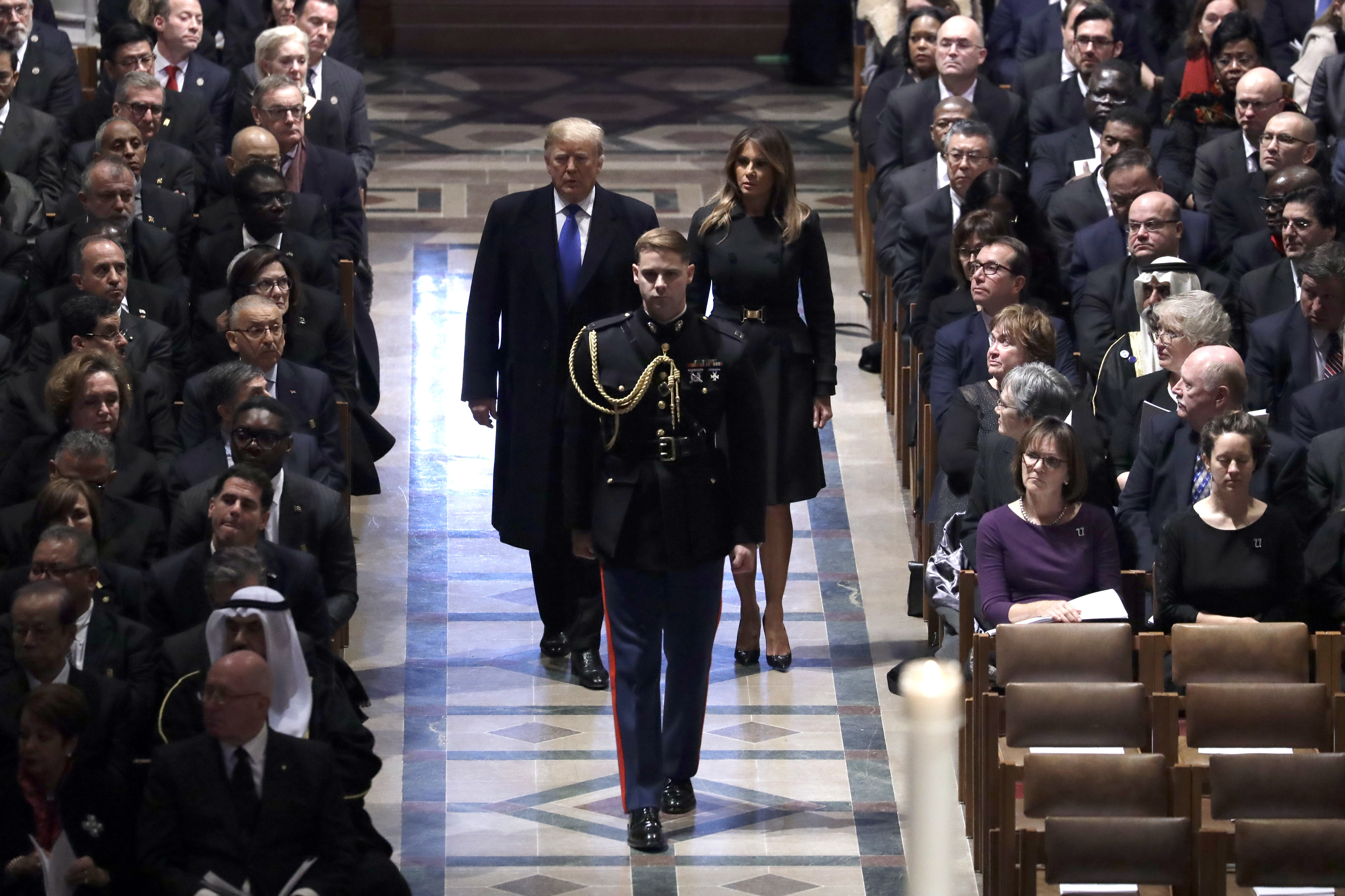 El presidente Donald Trump y la primera dama Melania Trump llegan al funeral del ex presidente George H.W. Bush, en la Catedral Nacional, el miércoles 5 de diciembre de 2018, en Washington. (AP)