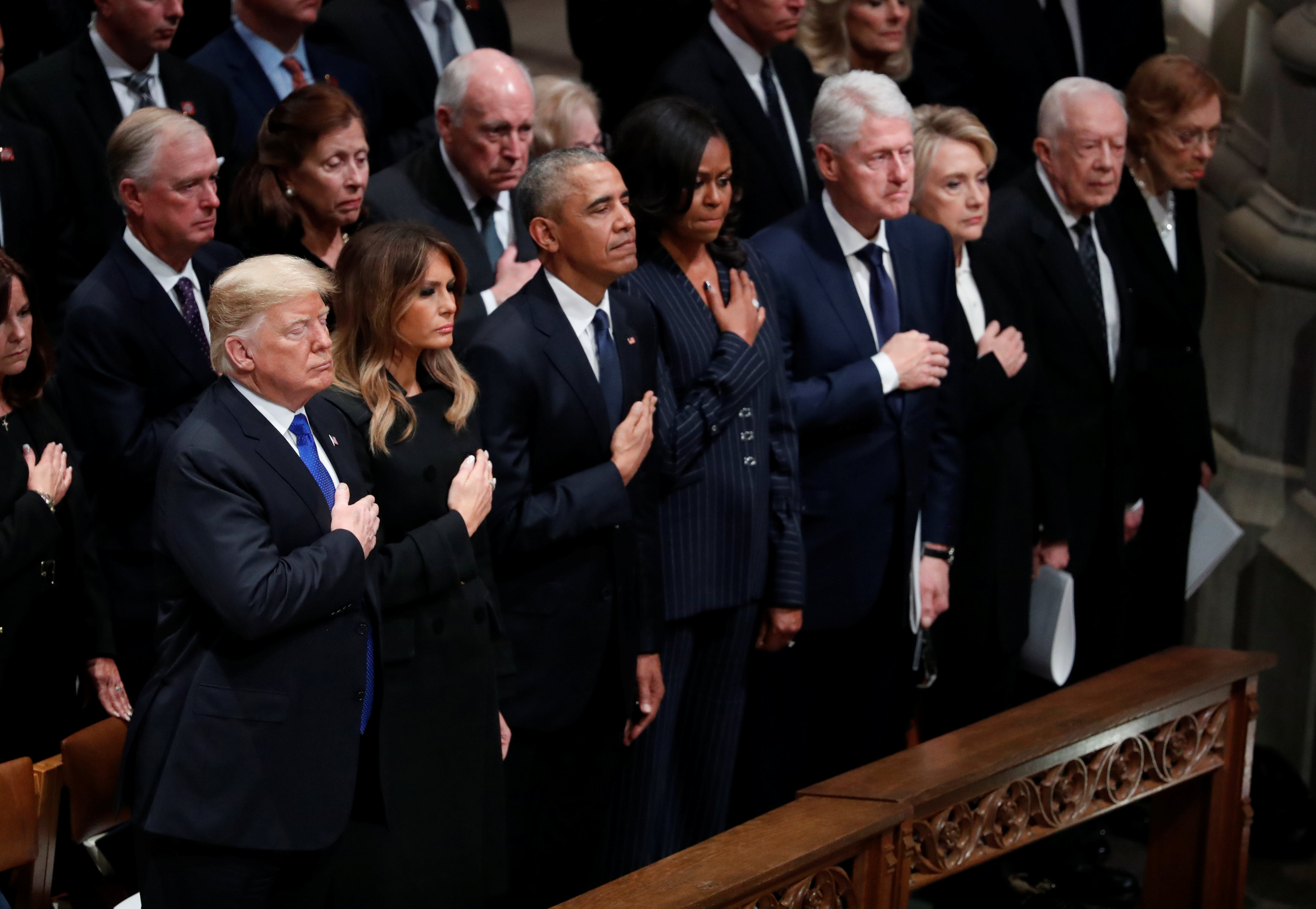 El presidente de Estados Unidos, Donald Trump, y la primera dama Melania Trump, junto al ex presidente Barack Obama, la ex primera dama Michelle Obama, el ex presidente Bill Clinton, la ex primera dama Hillary Clinton, el ex presidente Jimmy Carter y la ex primera dama Rosalynn Carter, en la primera fila del funeral de estado del ex presidente de Estados Unidos, George H.W. Bush, en la Catedral Nacional de Washington, en Washington, Estados Unidos, el 5 de diciembre de 2018. (Reuters)