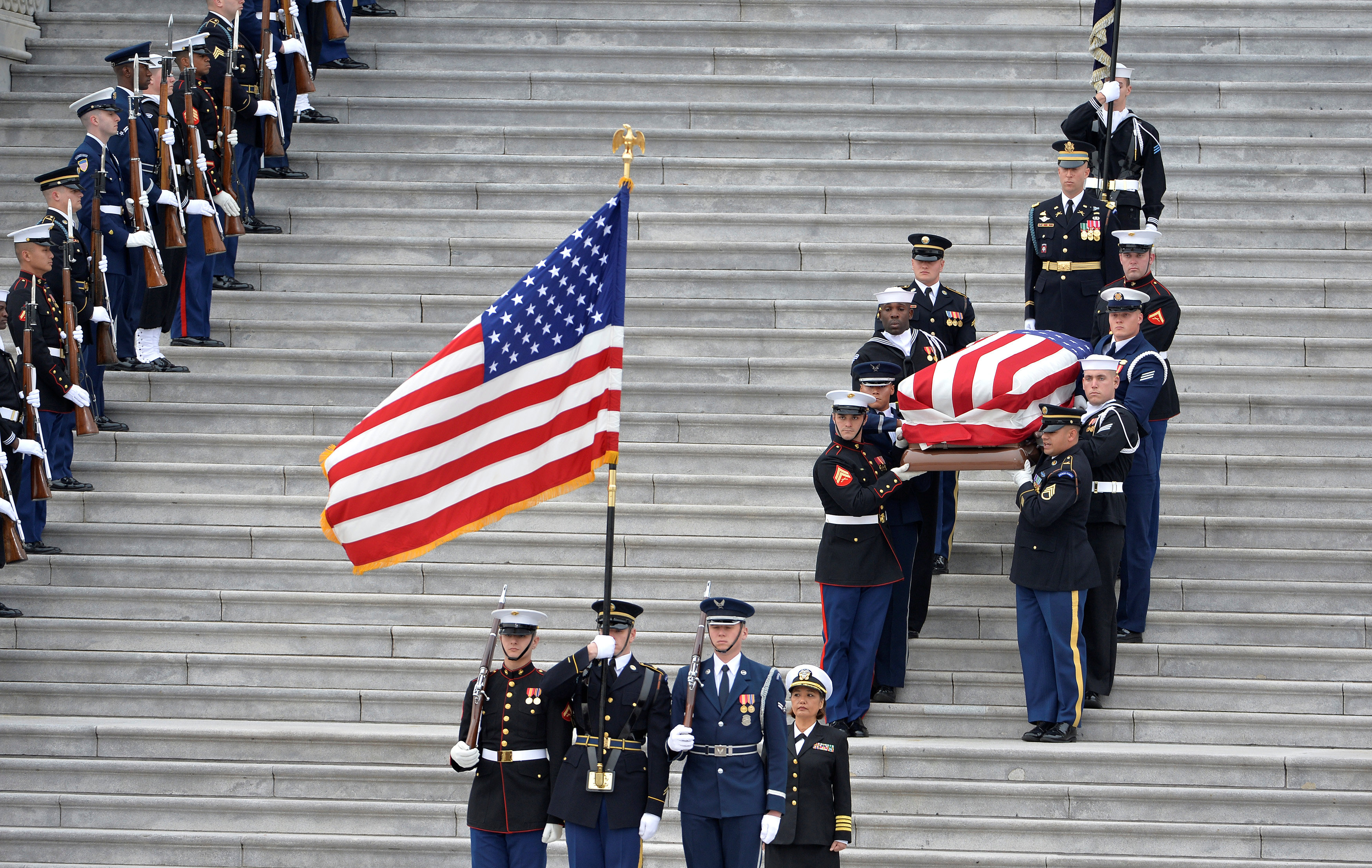 Una guardia de honor militar lleva el ataúd del difunto ex presidente George H.W. Bush a un coche fúnebre a la salida del Capitolio de Estados Unidos en dirección a la Catedral Nacional para los servicios funerarios, Washington, EE.UU., 5 de diciembre de 2018. (Reuters)