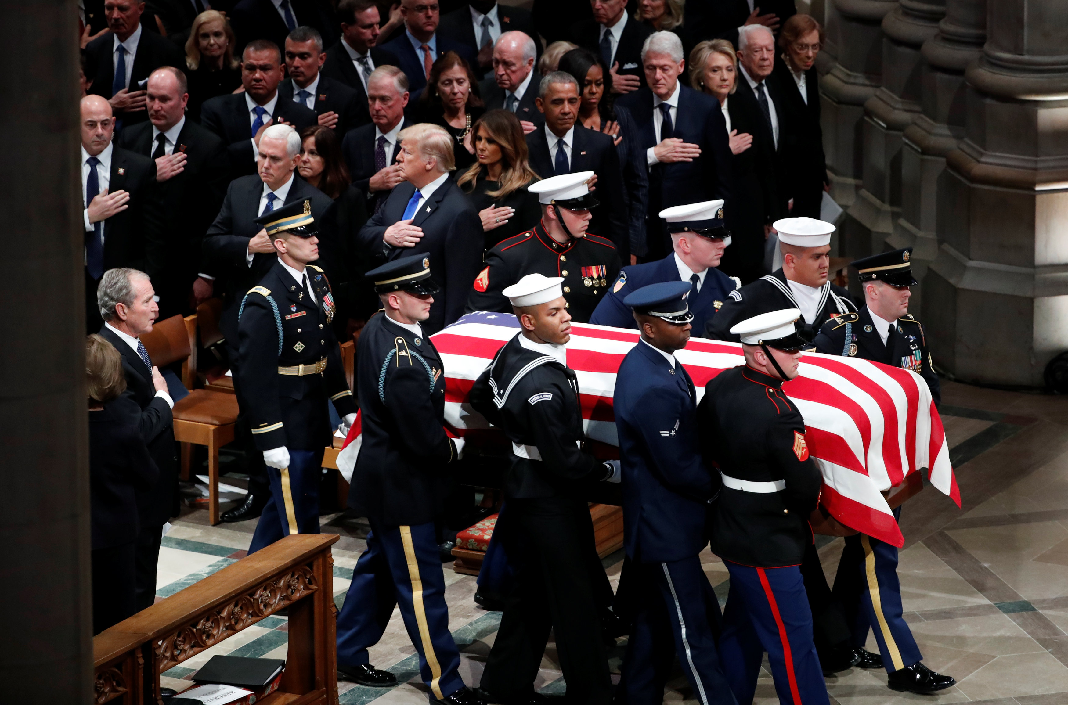 El ataúd envuelto en una bandera del ex presidente de los Estados Unidos George H.W. Bush (Reuters)