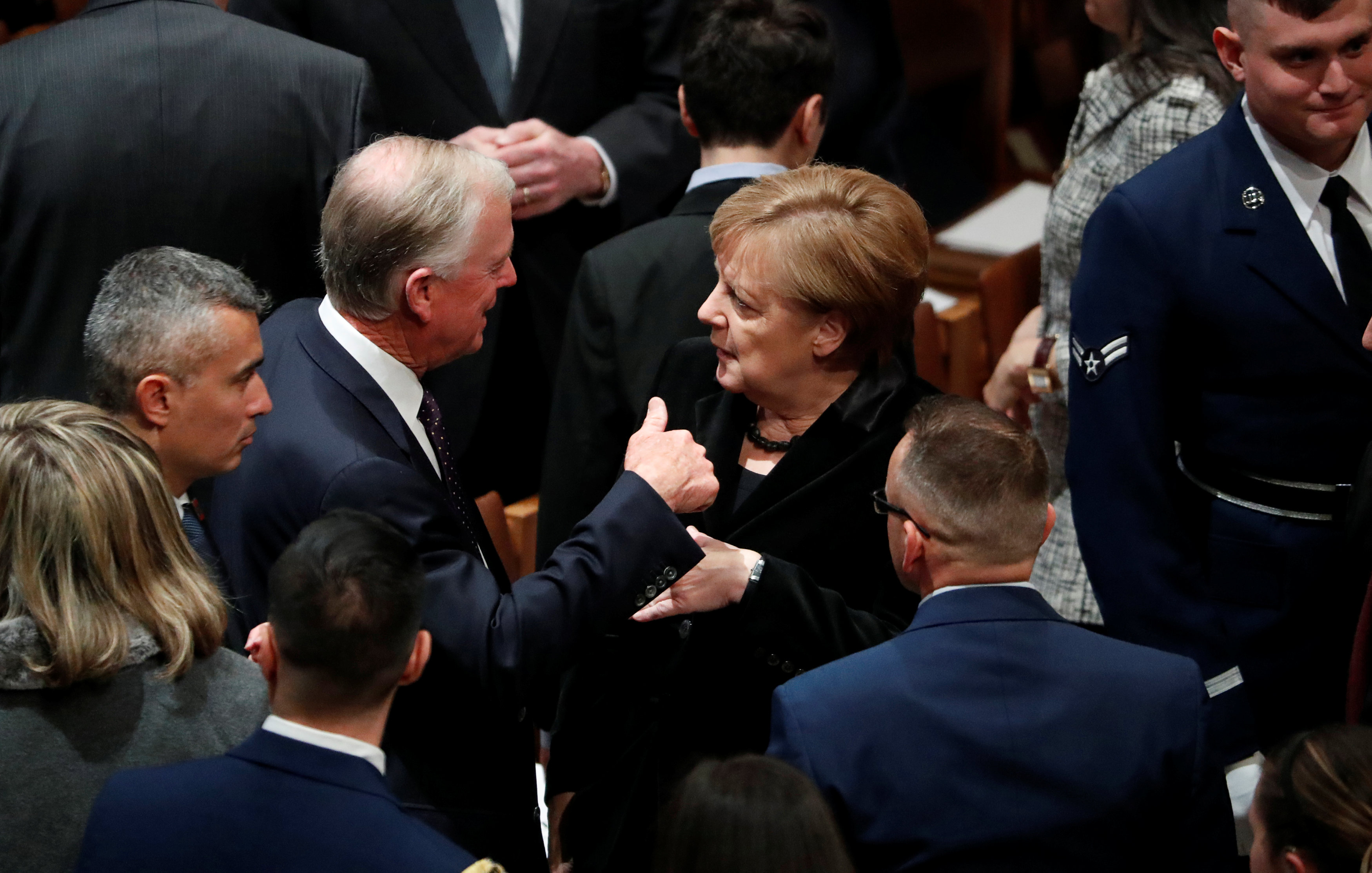 La canciller alemana Angela Merkel habla con el ex vicepresidente de Estados Unidos, Dan Quayle, en el funeral de estado del ex presidente de Estados Unidos George H.W. Bush en la Catedral Nacional de Washington en Washington, Estados Unidos, el 5 de diciembre de 2018. (Reuters)