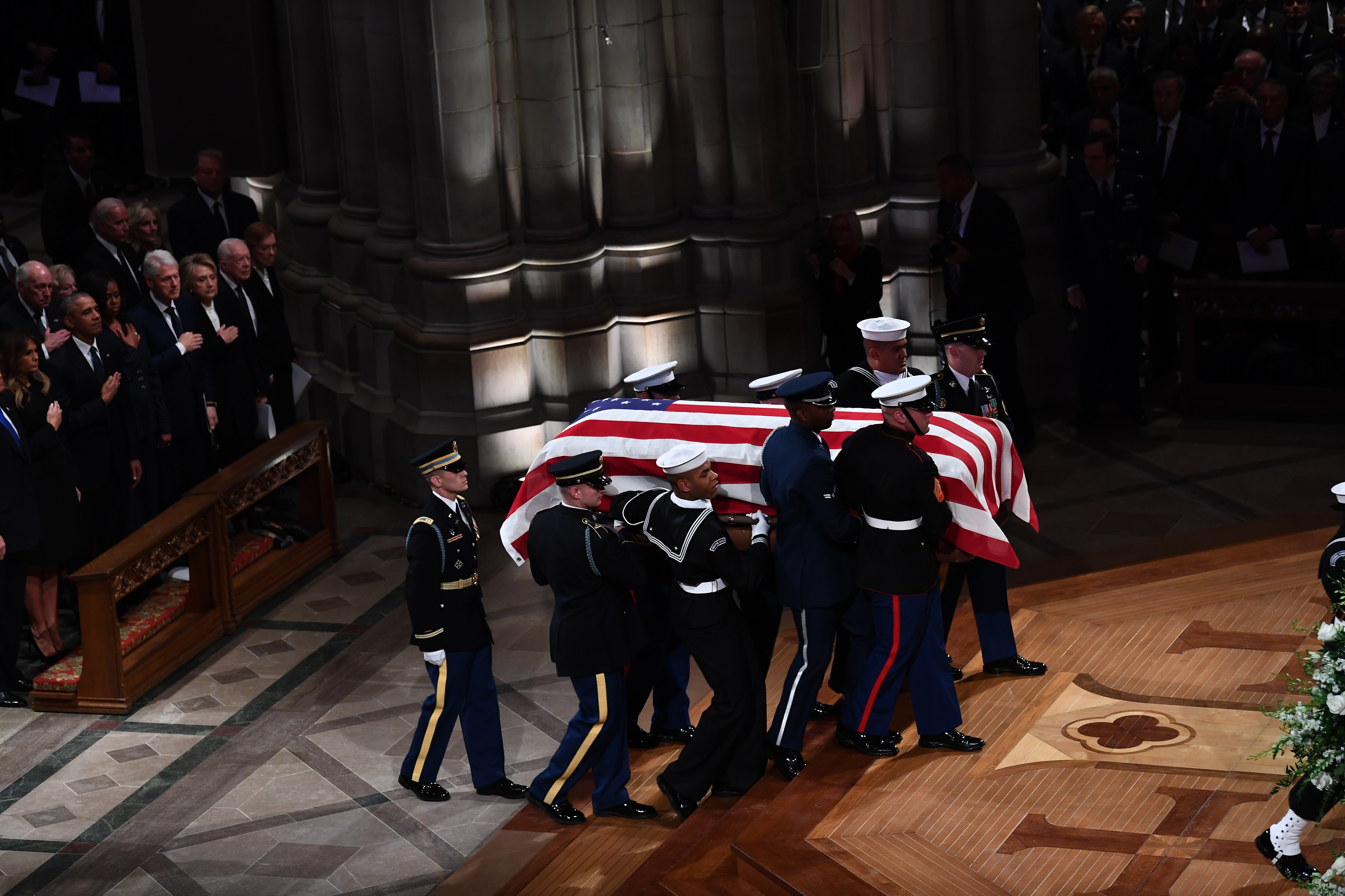 Los portadores del féretro del ex presidente de los Estados Unidos George H. W. Bush en la Catedral Nacional de Washington, DC, el 5 de diciembre de 2018. (AFP)
