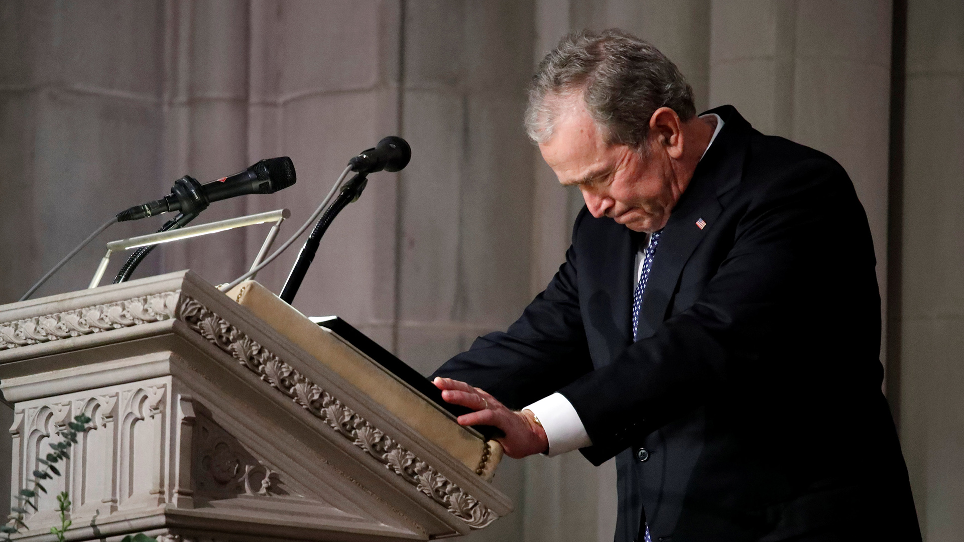 George Bush rompe en llanto durante el funeral de su padre. (Reuters)