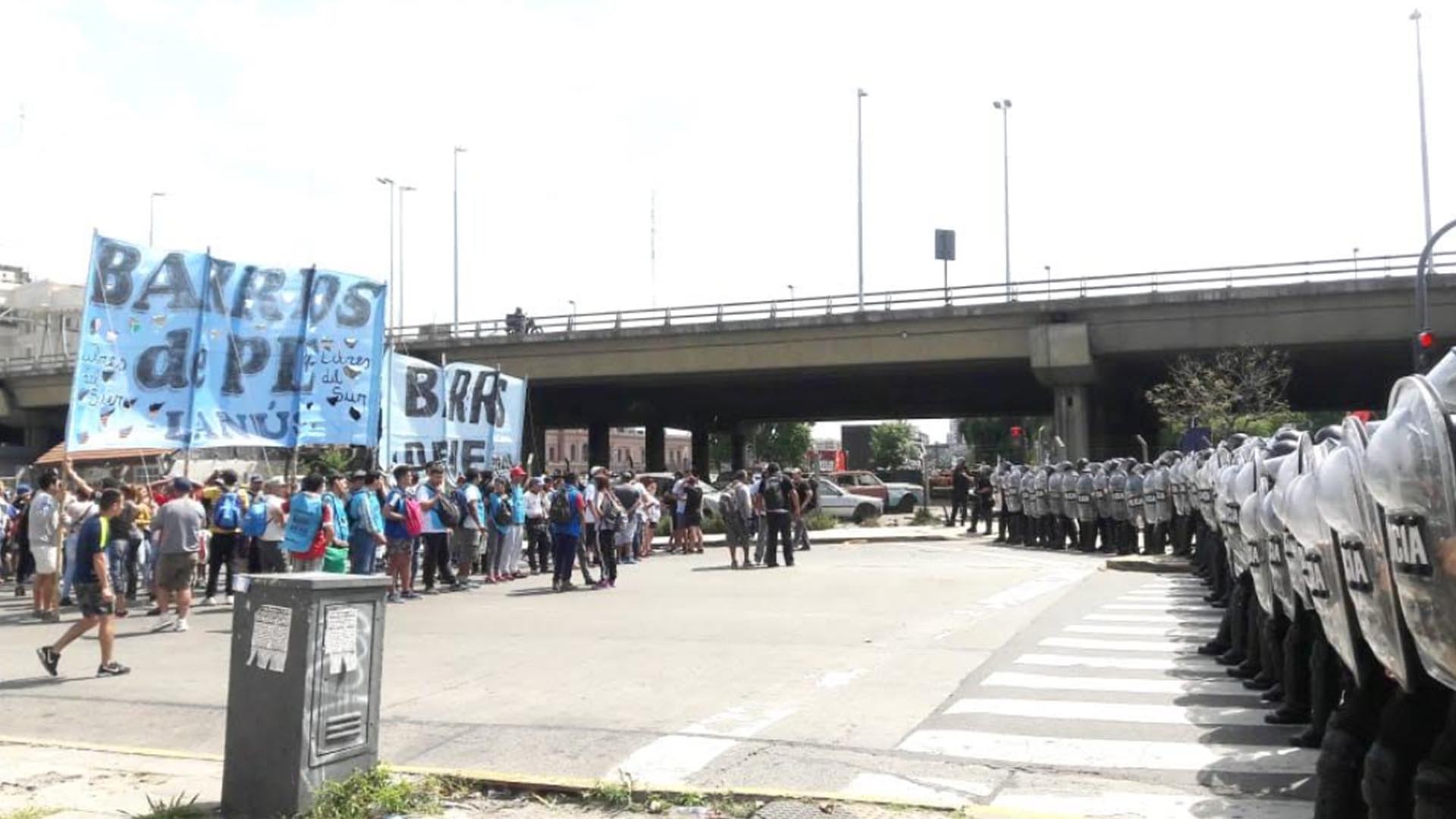 Los manifestantes están instalados frente a la estación de trenes de Constitución