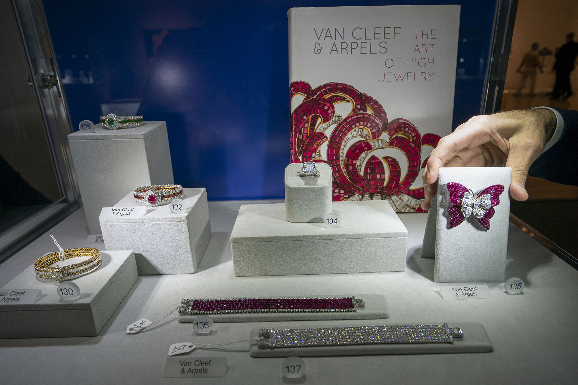 Algunas de las magníficas joyas de Sinatra que serán parte de la subasta (Photo by Don EMMERT / AFP)