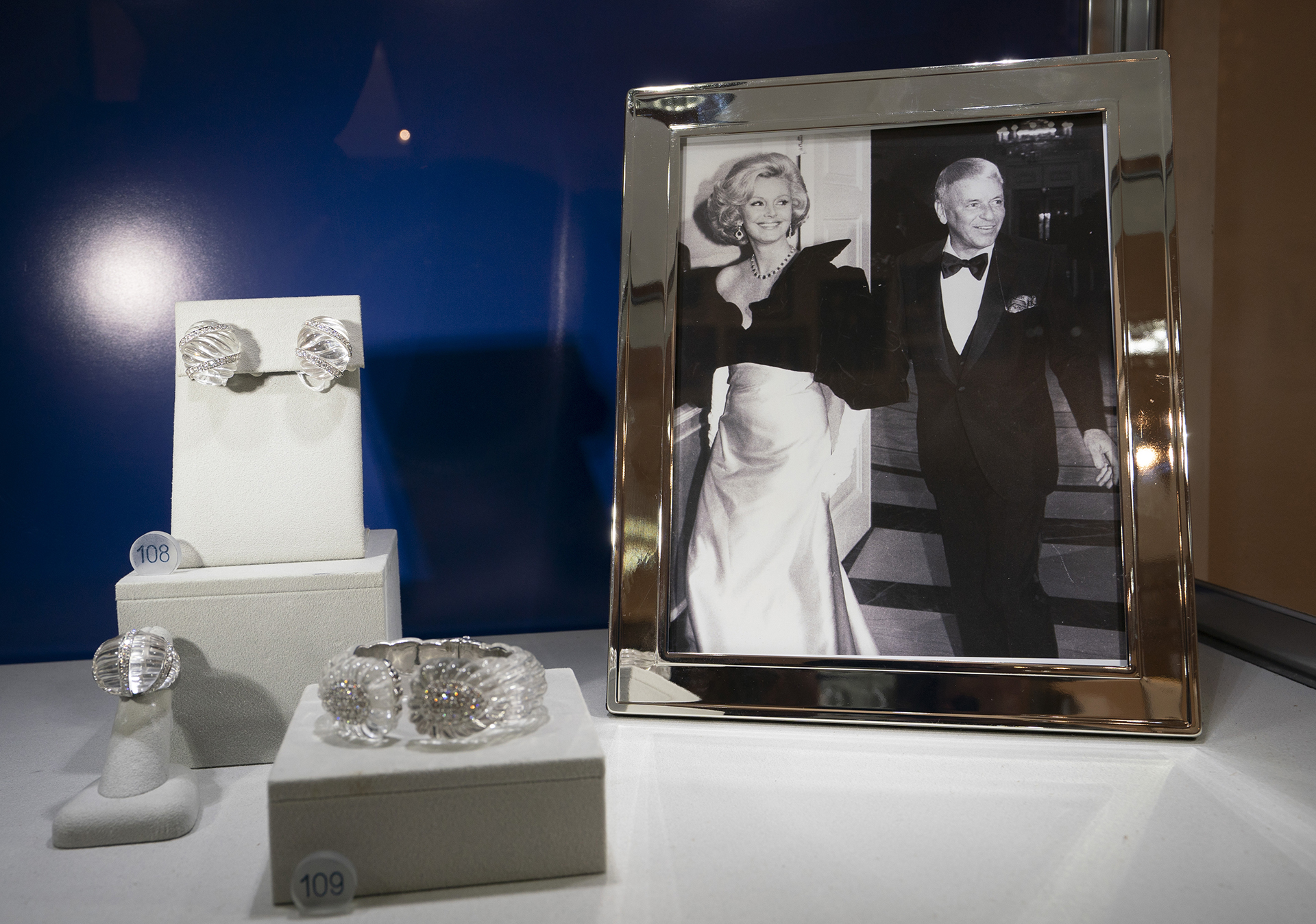Algunas de las magníficas joyas de Sinatra se exhiben en Sotheby’s en Nueva York. – Las joyas son parte de la subasta Lady Blue Eyes: propiedad de Barbara y Frank Sinatra que se realiza desde el 27 de noviembre al 7 de diciembre de 2018. (Foto de Don EMMERT / AFP)