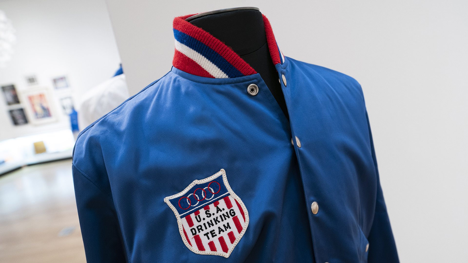 La chaqueta de Frank Sinatra USA Drinking Team (Photo by Don EMMERT / AFP)