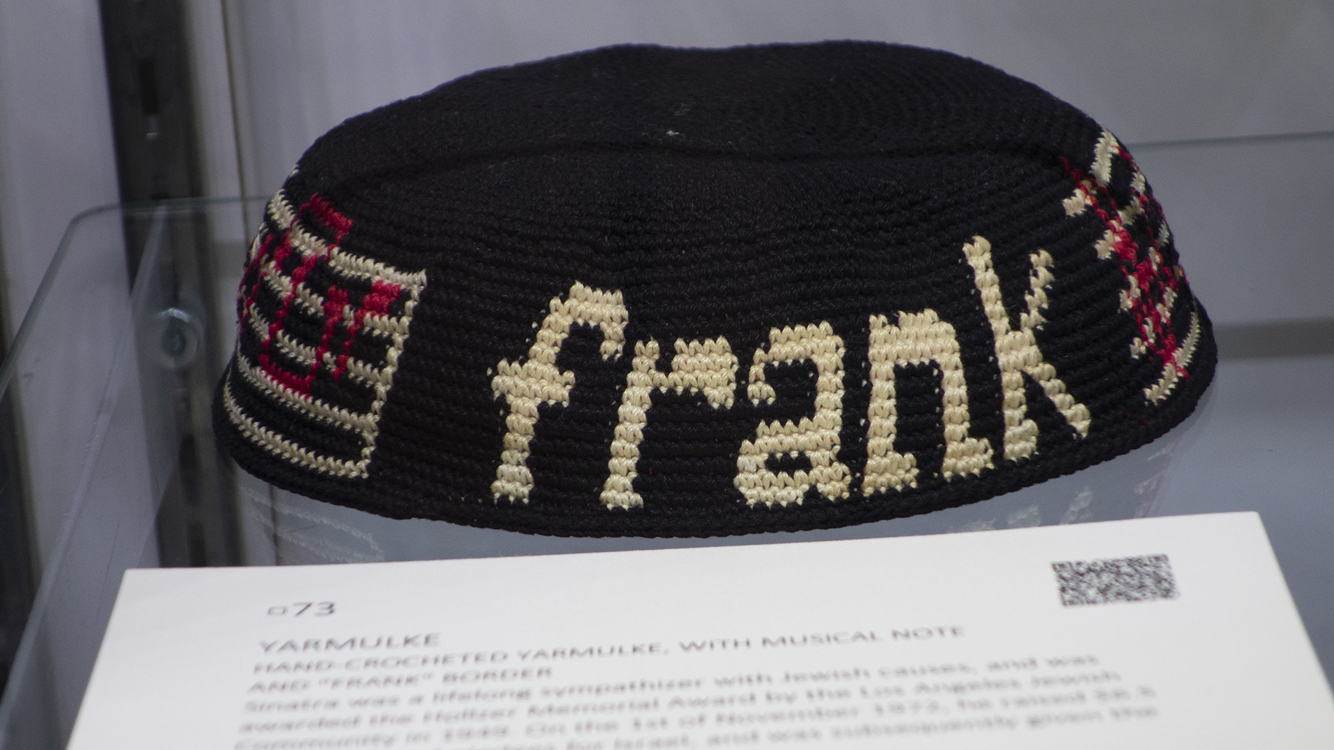 La kipá de Frank Sinatra es parte de la subasta Lady Blue Eyes: propiedad de Barbara y Frank Sinatra (Foto de Don EMMERT / AFP)