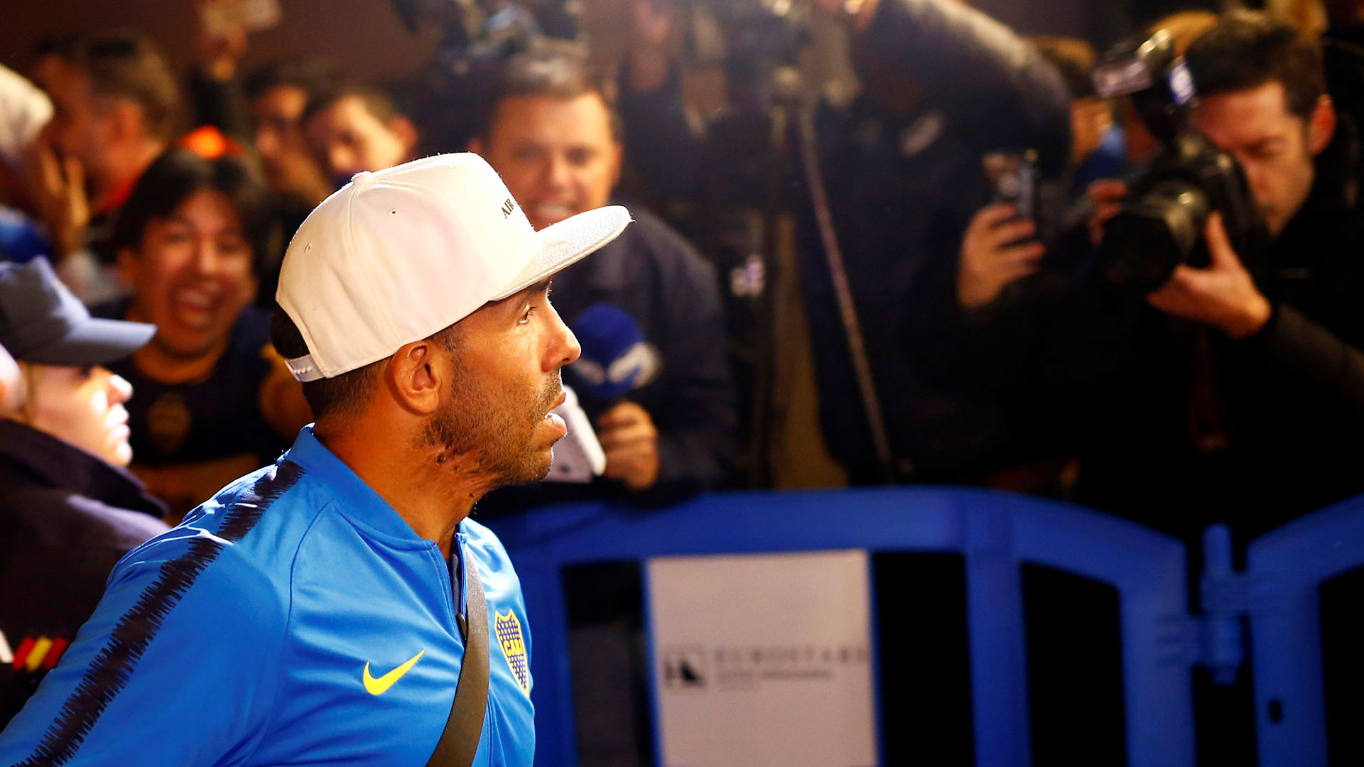 Los hinchas de Boca, extasiados con la llegada del plantel (Foto: REUTERS/Javier Barbancho