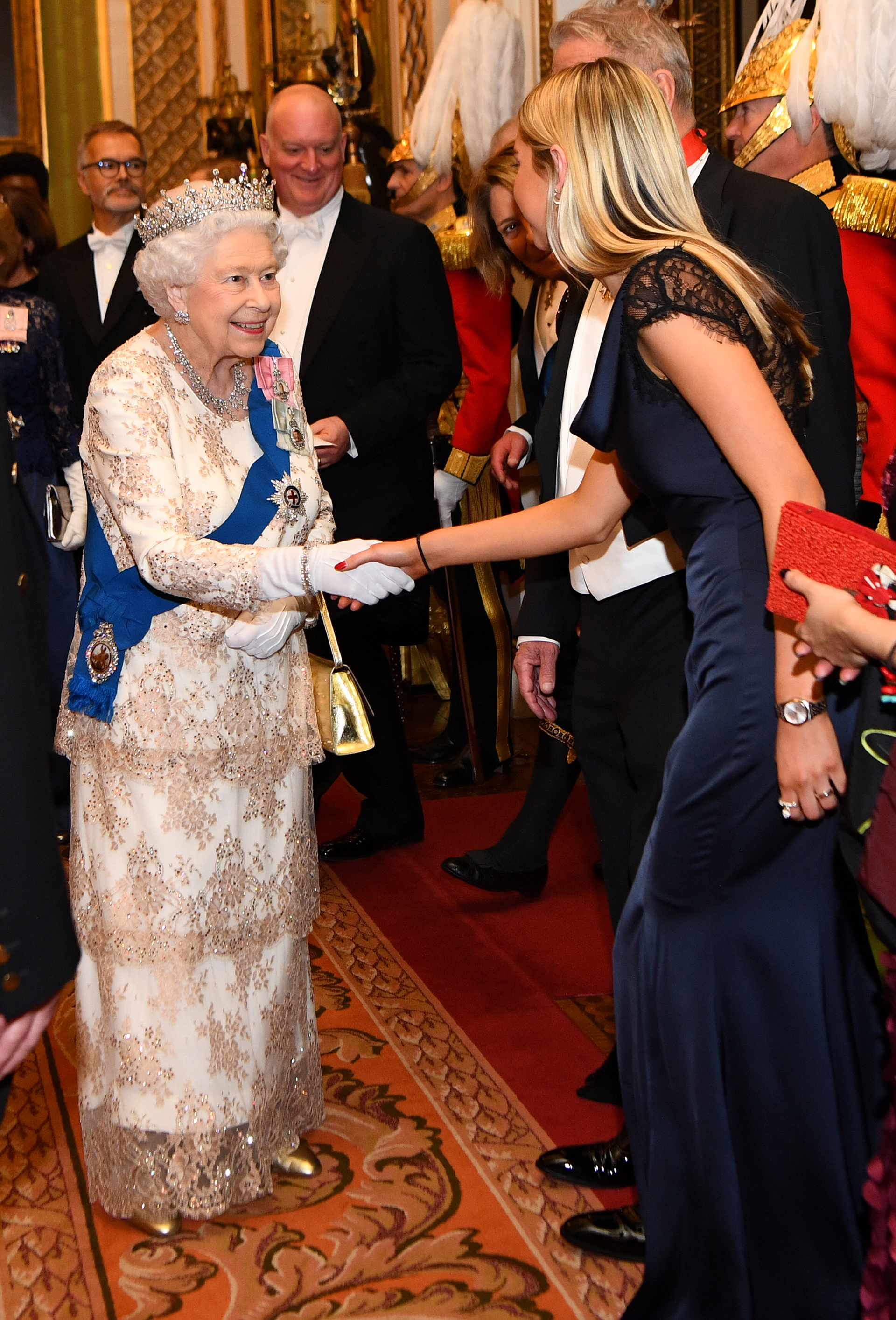 La reina saluda a los integrantes de la familia del embajador de Noruega, entre muchos otros miembros que asistieron y que conforman el cuerpo diplomático