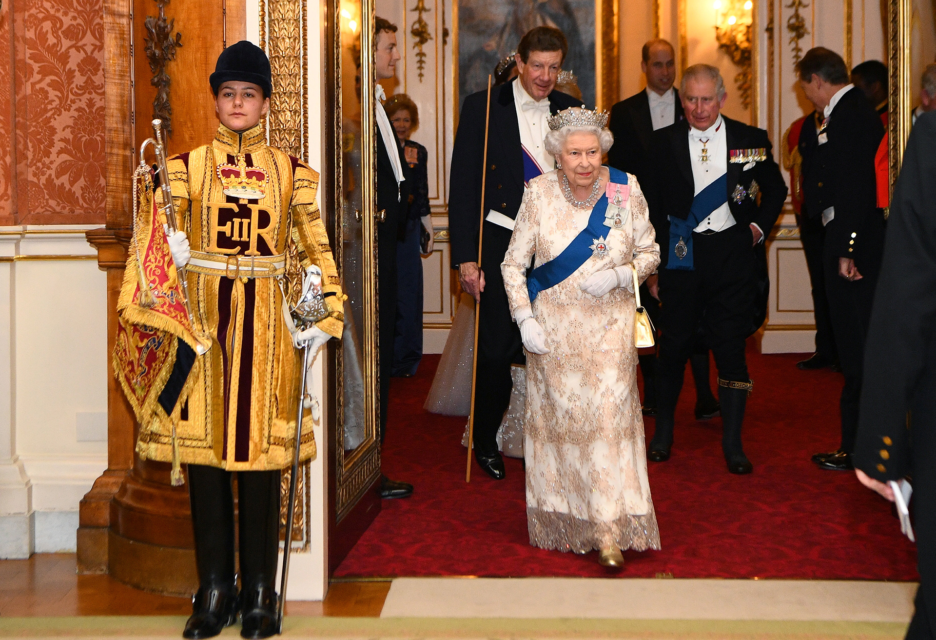 La monarca camina junto a su hijo para participar de la recepción diplomática
