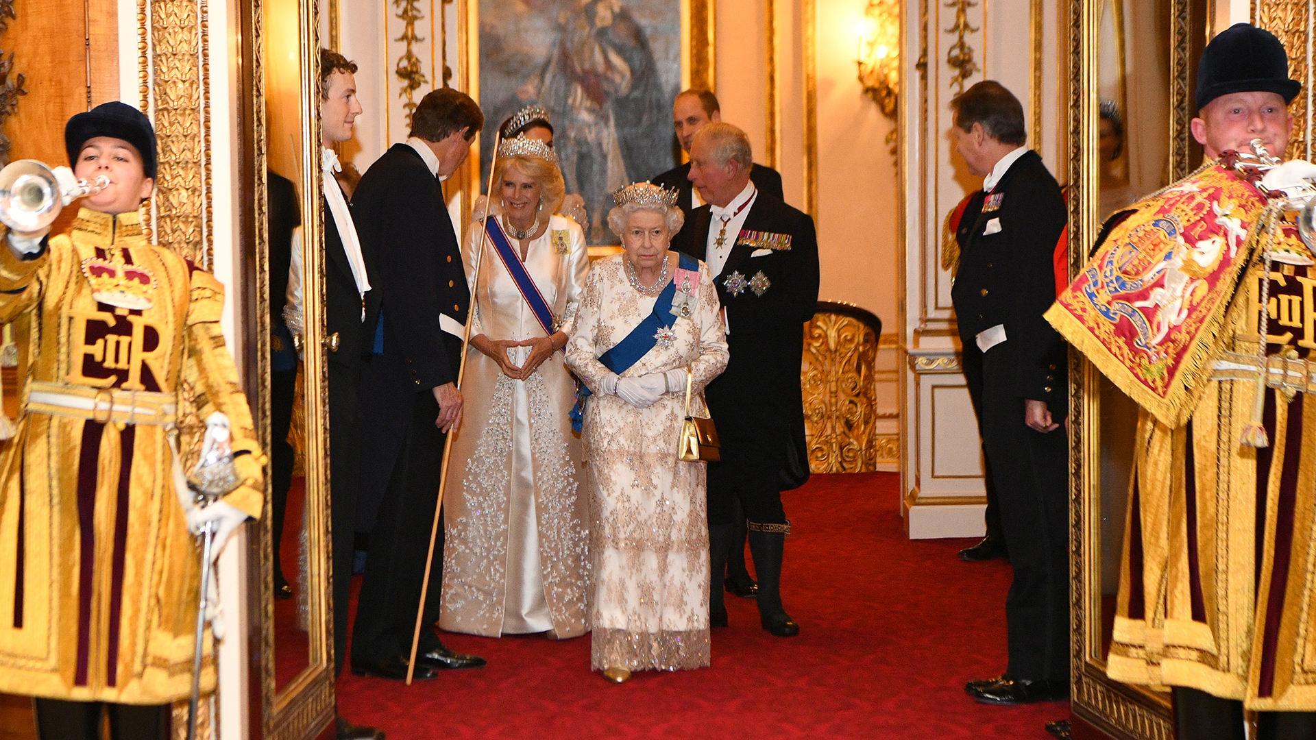 La reina Isabel camina junto a su hijo, el príncipe Carlos, y su mujer Camila, duquesa de Cornwall