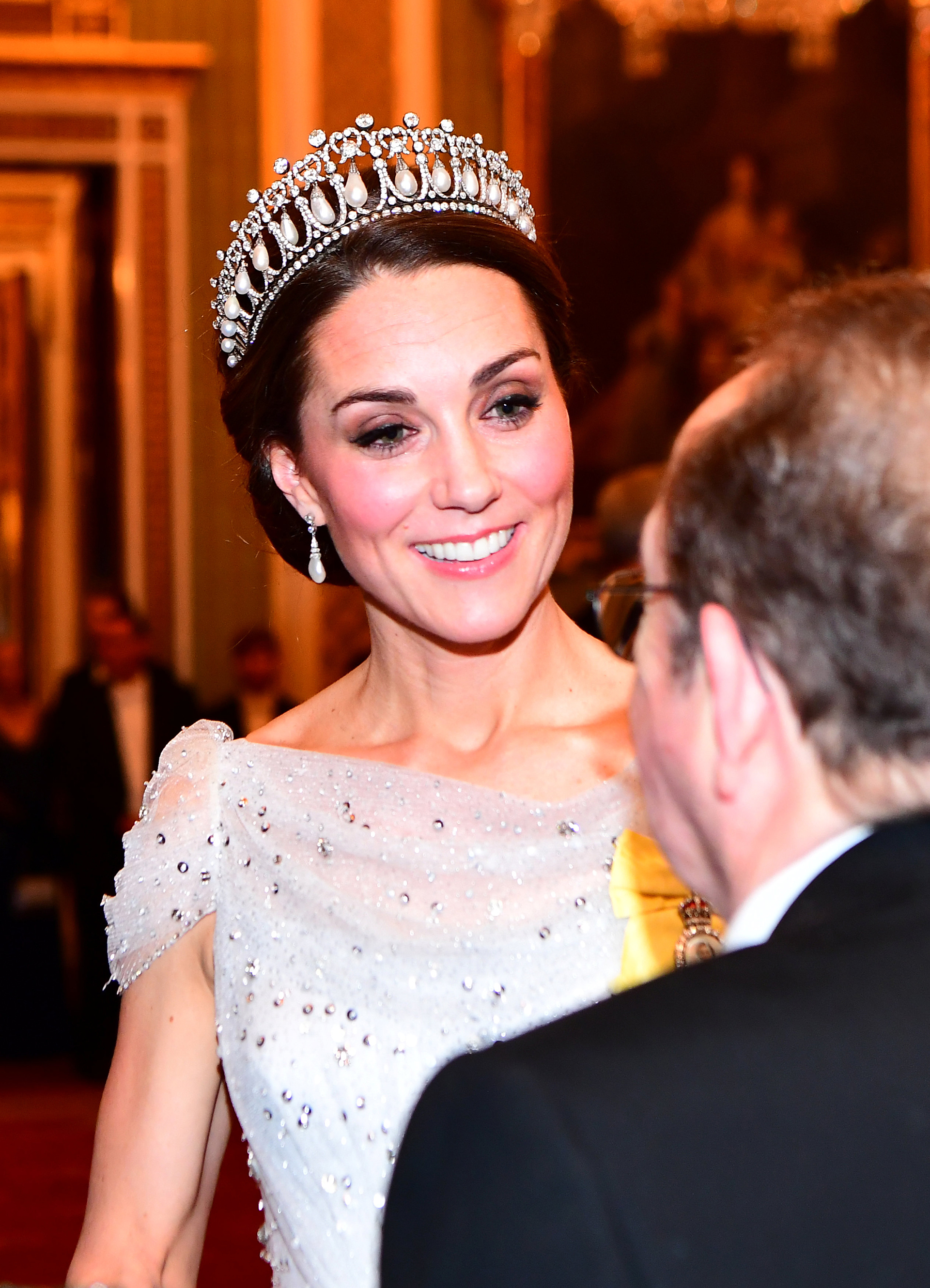 Su tiara y sus joyas haciendo juego eran impactantes