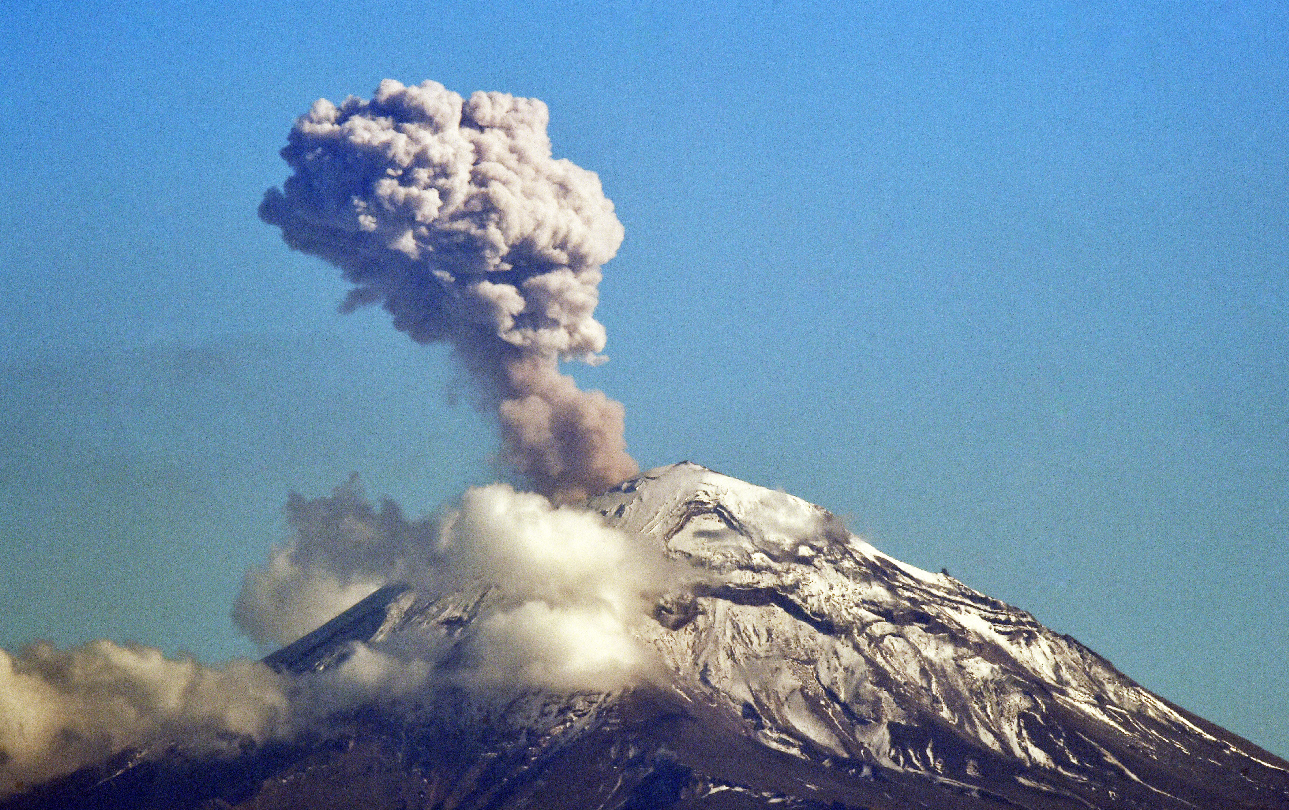 Su nombre significa “montaña que humea” (Foto: Rodrigo Arangua / AFP)