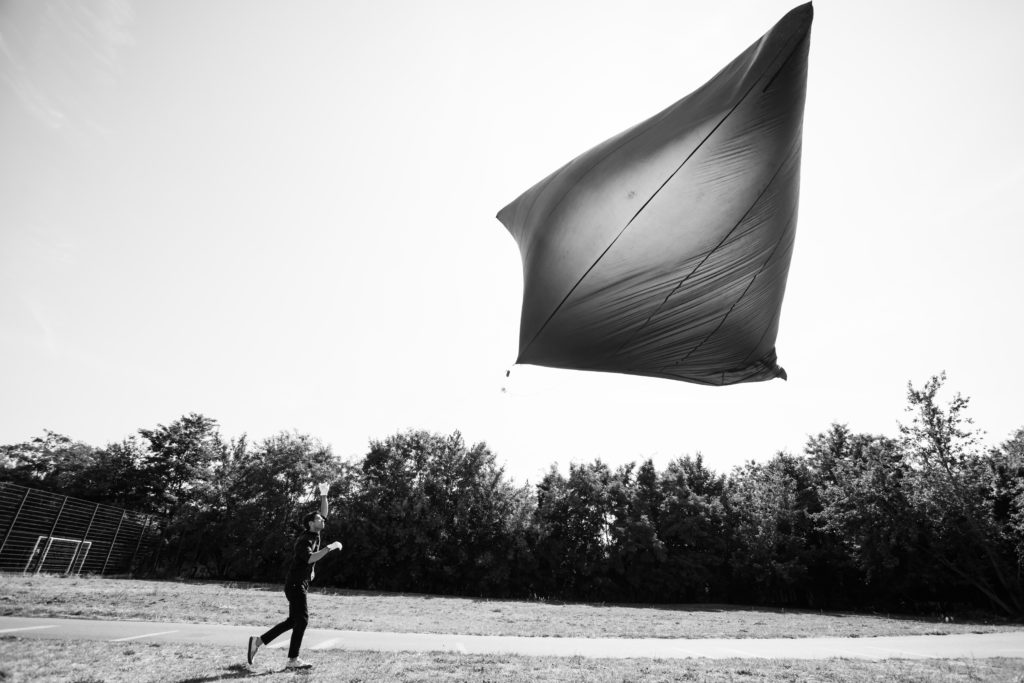 Como en otros lugares donde se expuso, el público podrá hacer volar “Albedo”, de Tomás Saraceno.