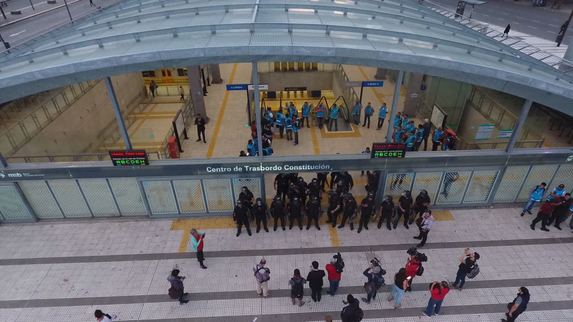 La Policía de la Ciudad cerró el ingreso a la estación de subte