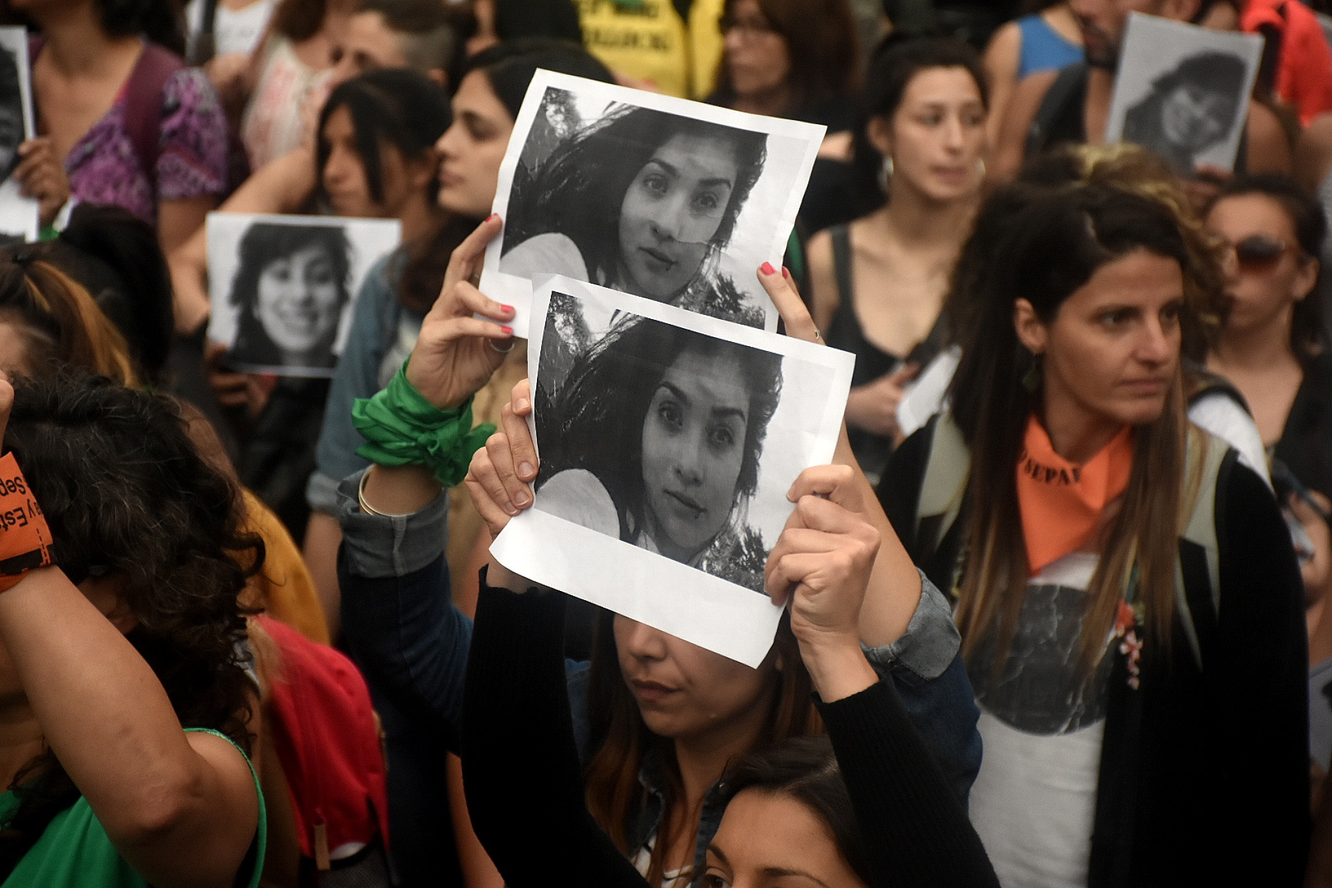 Dirigentes sociales, grupos feministas, estudiantes, entre otros, participaron de la marcha