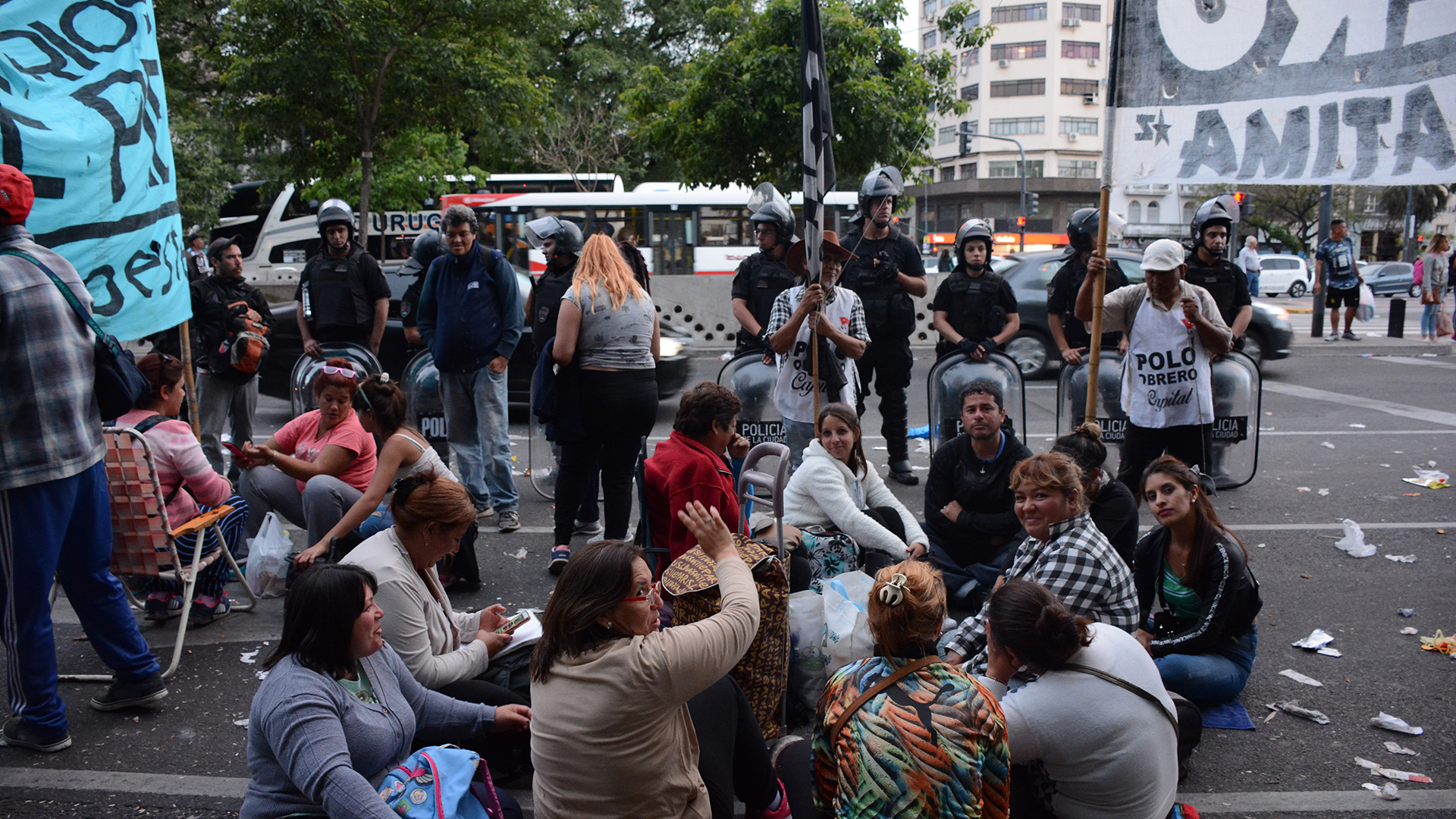 La protesta lleva más de diez horas