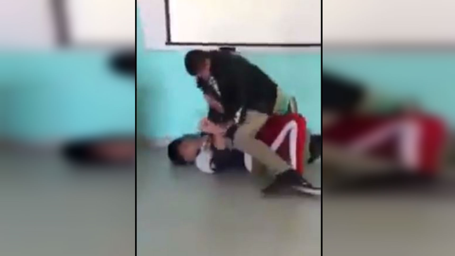 El docente sometió a su alumno en el piso (Foto: Twitter MisterQuiubolas)