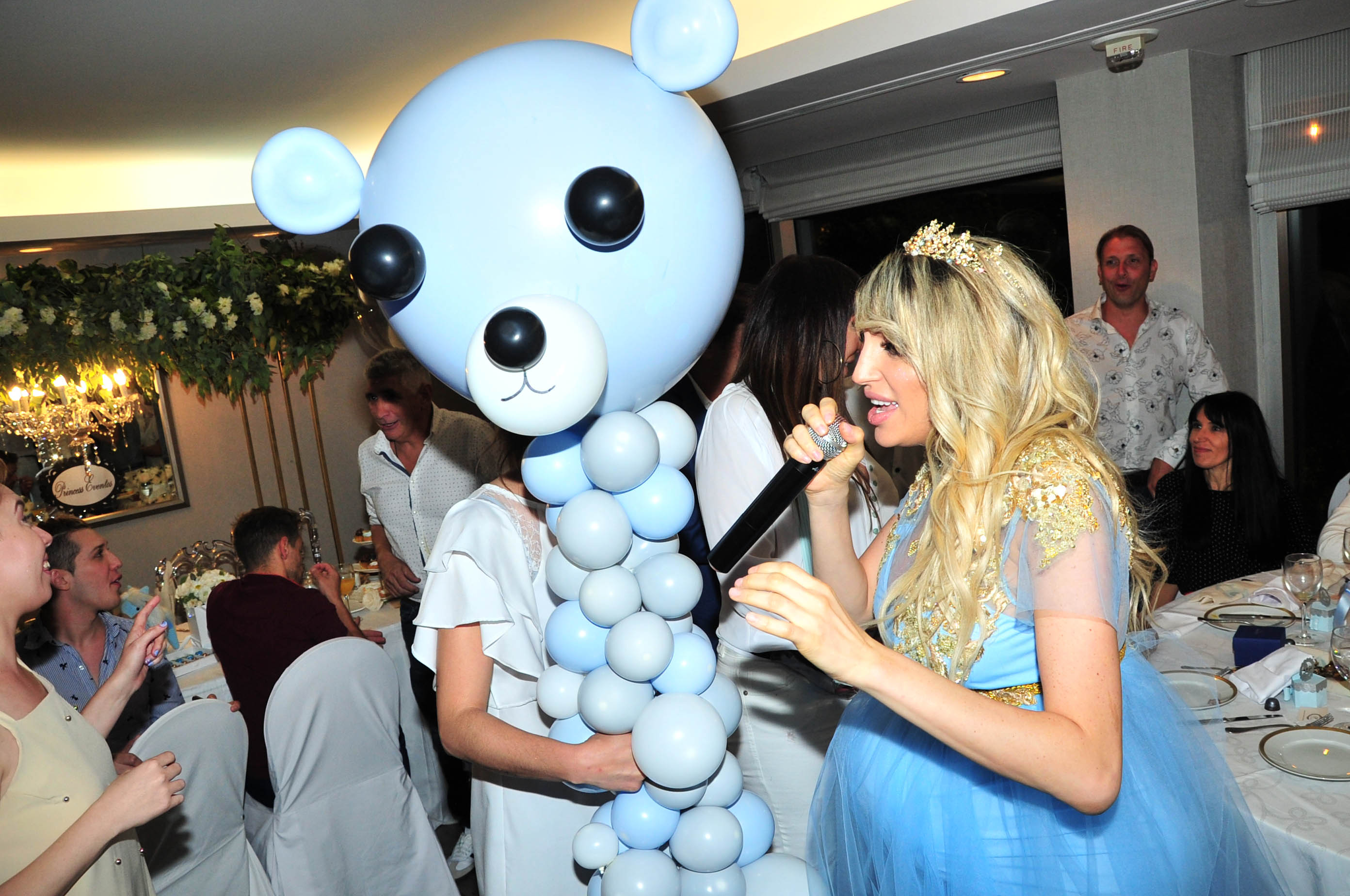 Hubo una piñata especial para los invitados, como en los cumpleaños infantiles