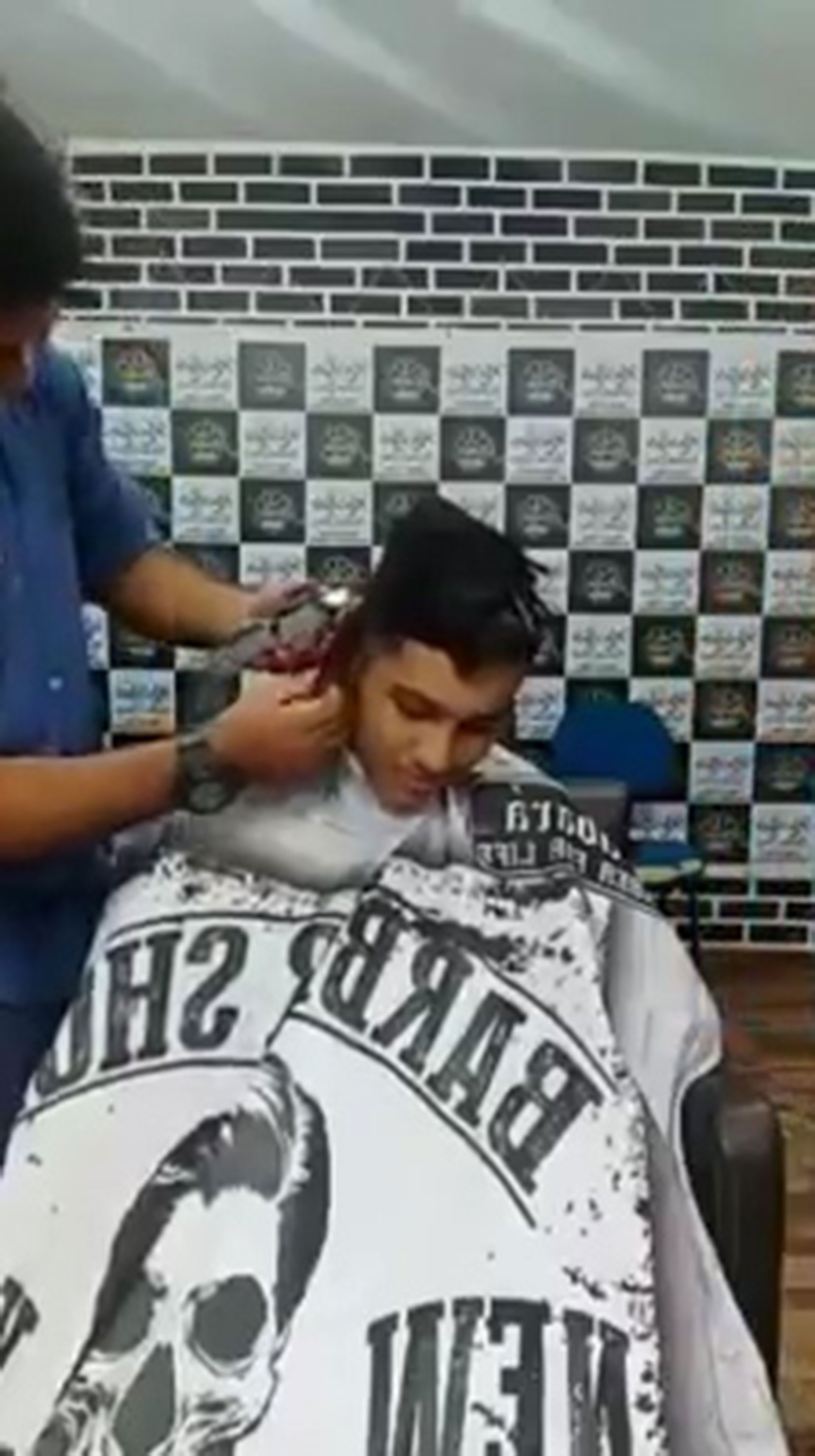 El joven estaba recibiendo un corte de pelo
