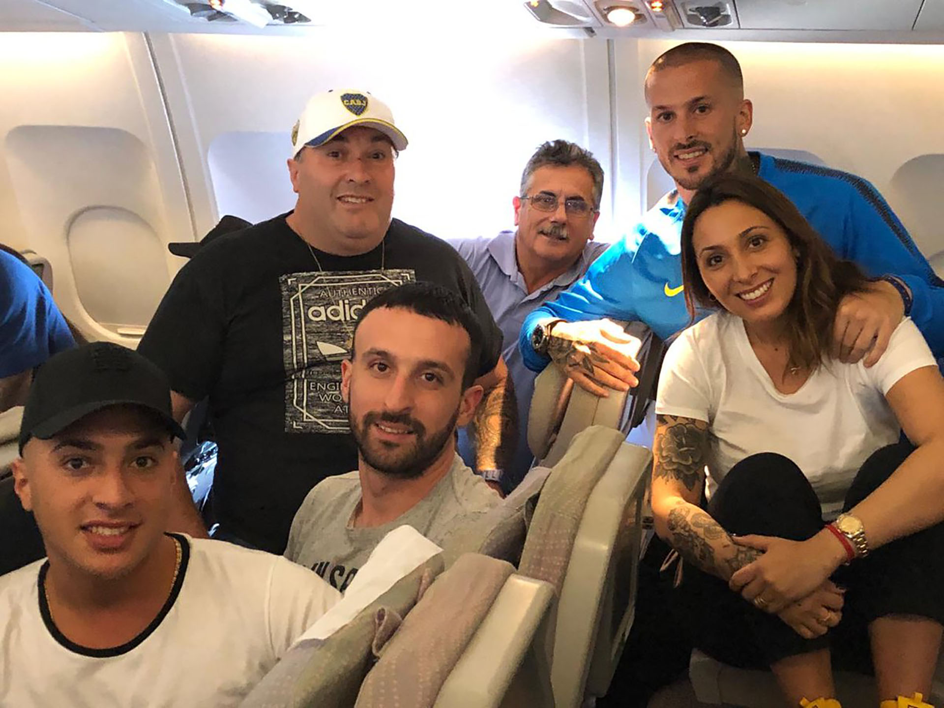 Darío Benedetto con su familia en avión (@BocaJrsOficial)