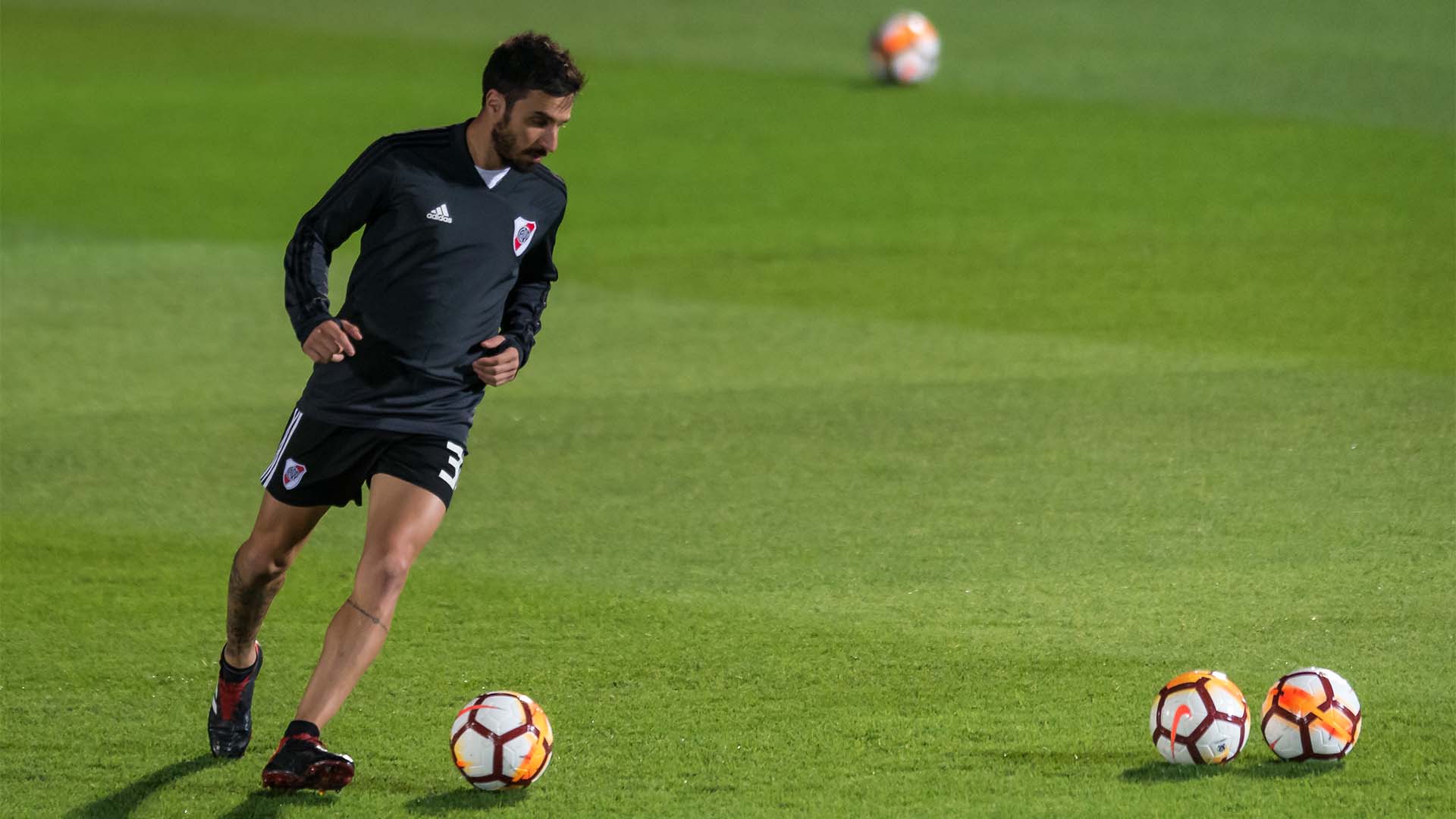 Scocco fue uno de los protagonistas que se mostró más concentrado durante la práctica