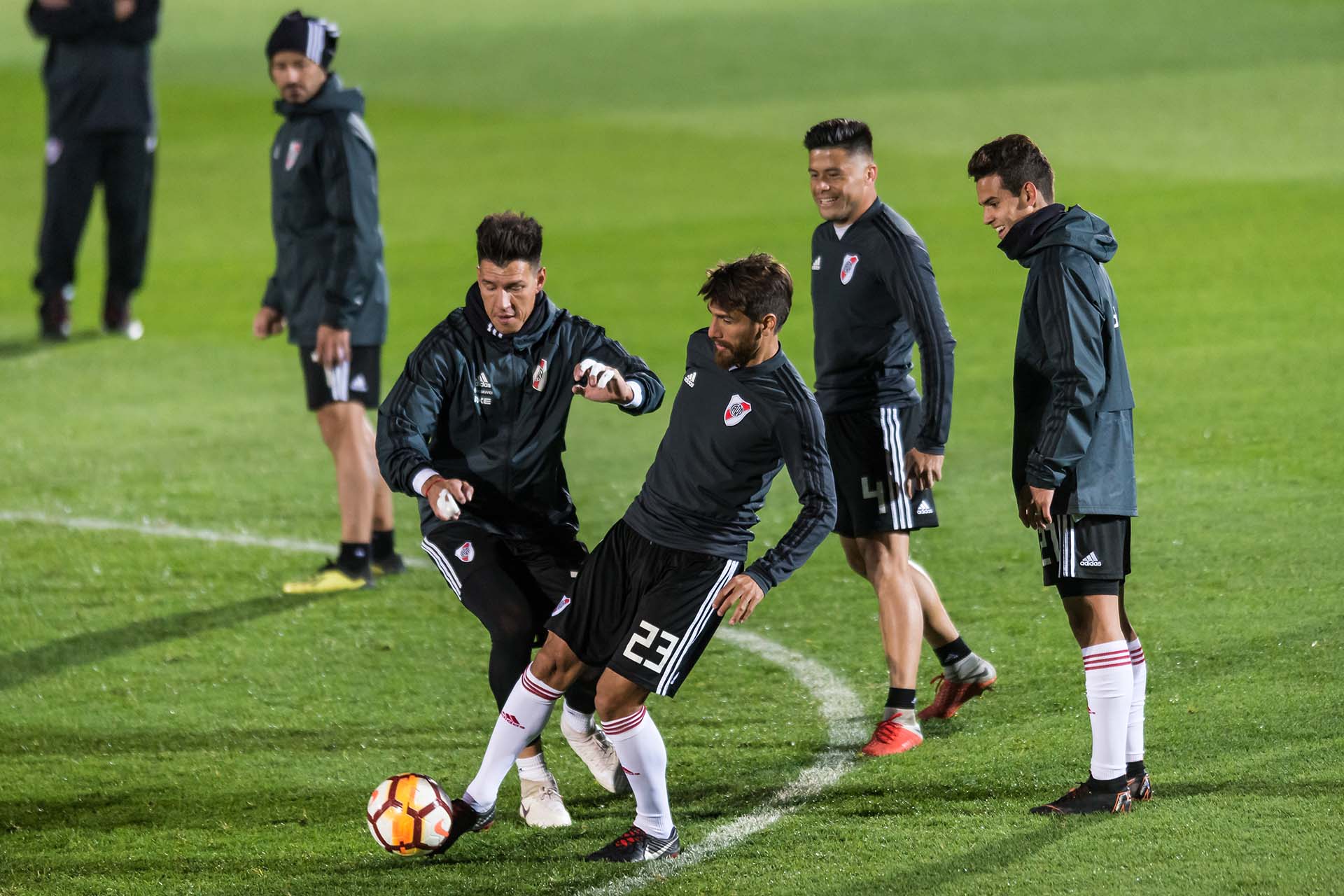 Leonardo Ponzio recibe y descarga ante la presión de la marca