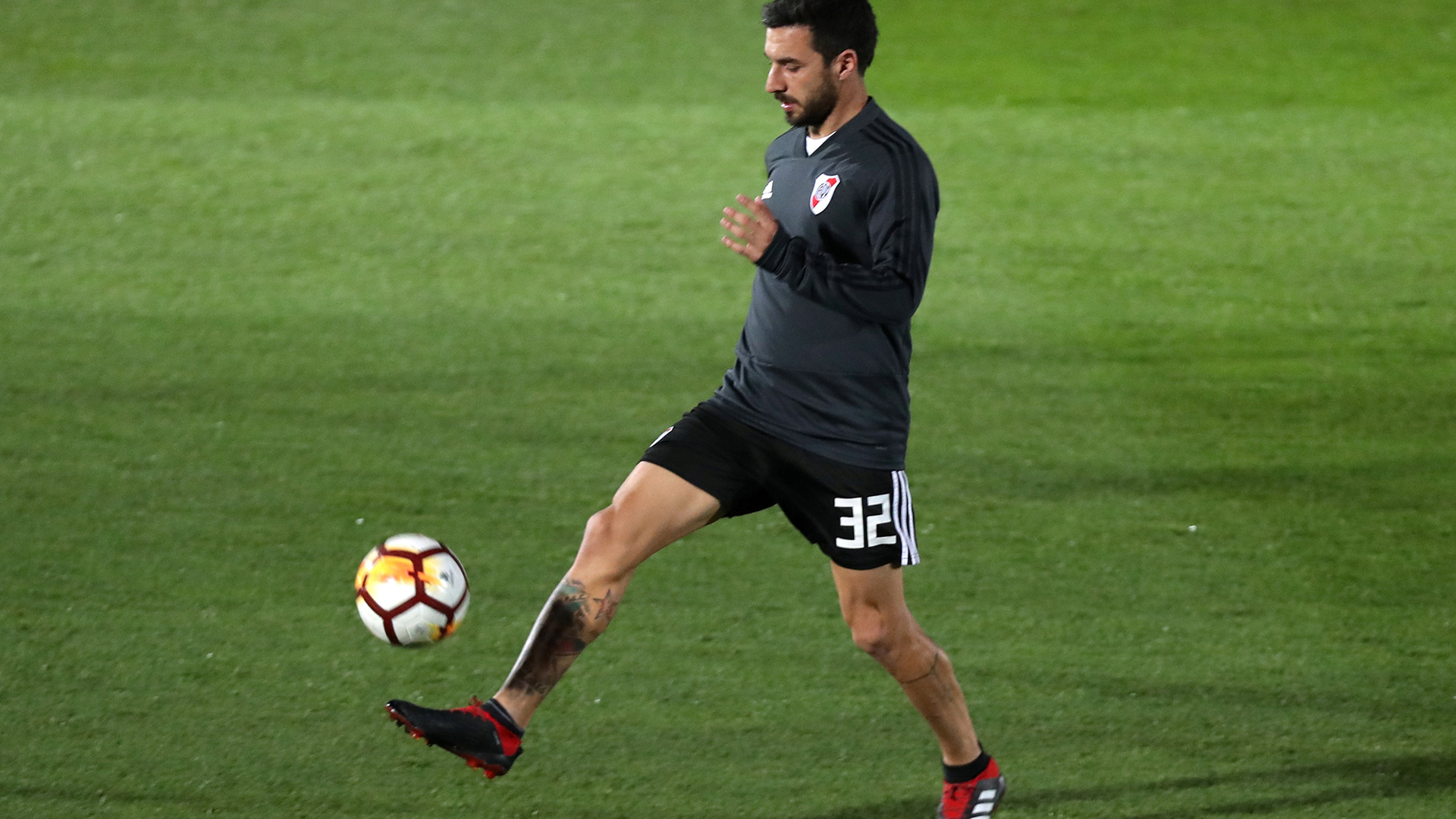 Scocco, en el entrenamiento del “Millonario” (Foto: REUTERS/Susana Vera)