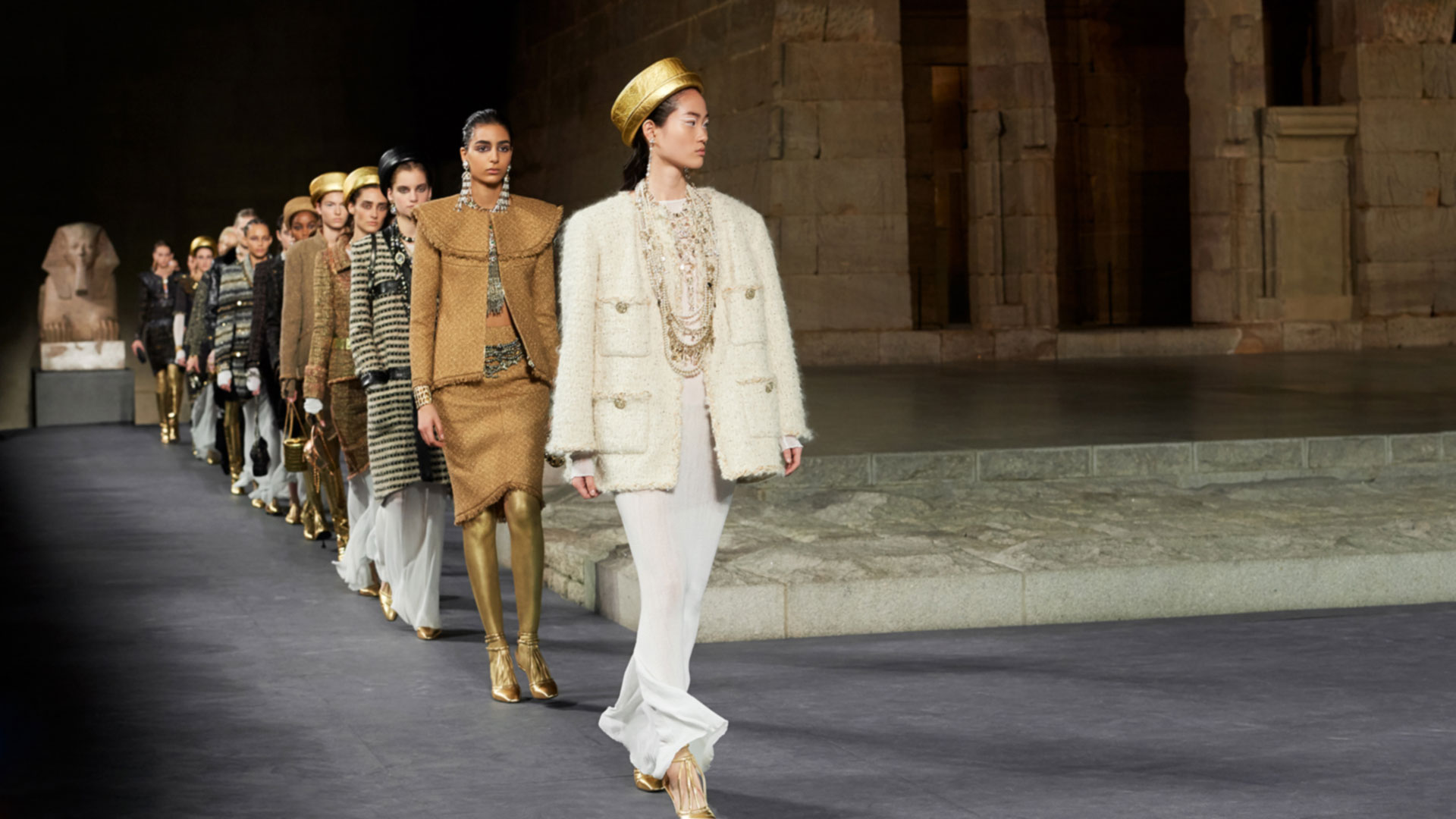 Prendas para el día y la noche con el tweed como protagonista