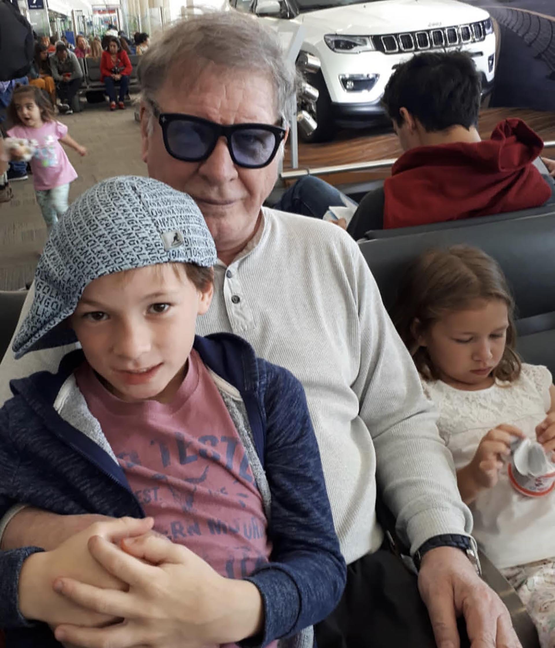 Arturo Puig con sus nietos (Crédito: Instagram)