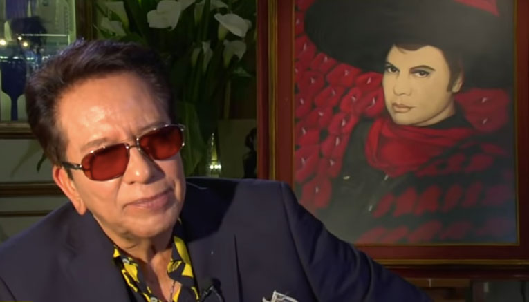Jesús Salas fue la sombra de Juan Gabriel durante varias décadas. Inseparables, se convirtieron en familia (Foto: Captura TV Azteca)