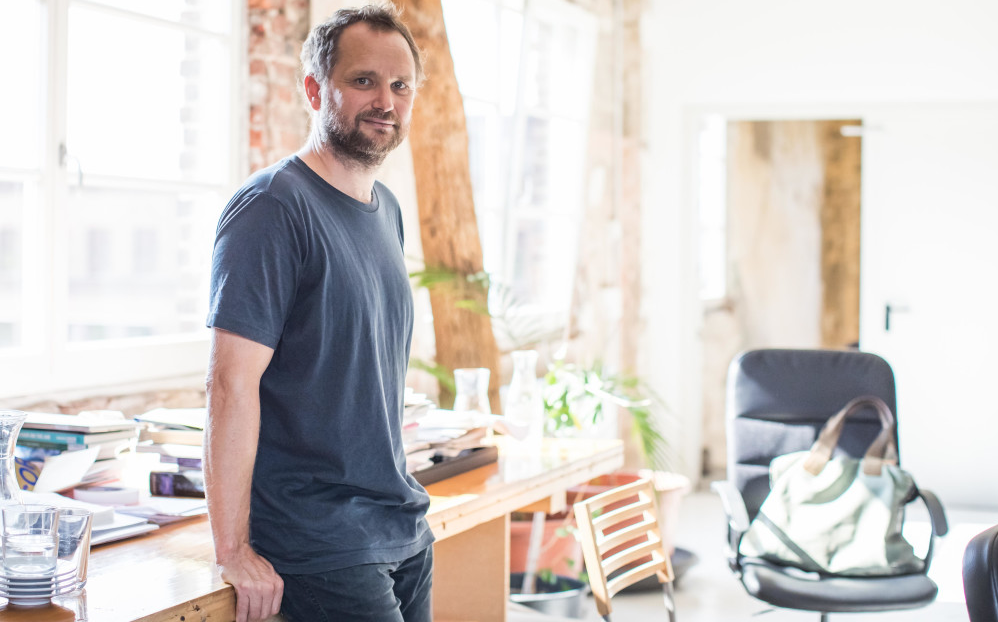 Tomás Saraceno en su estudio en Rummelsberg, Berlín. (Audemars Piguet)