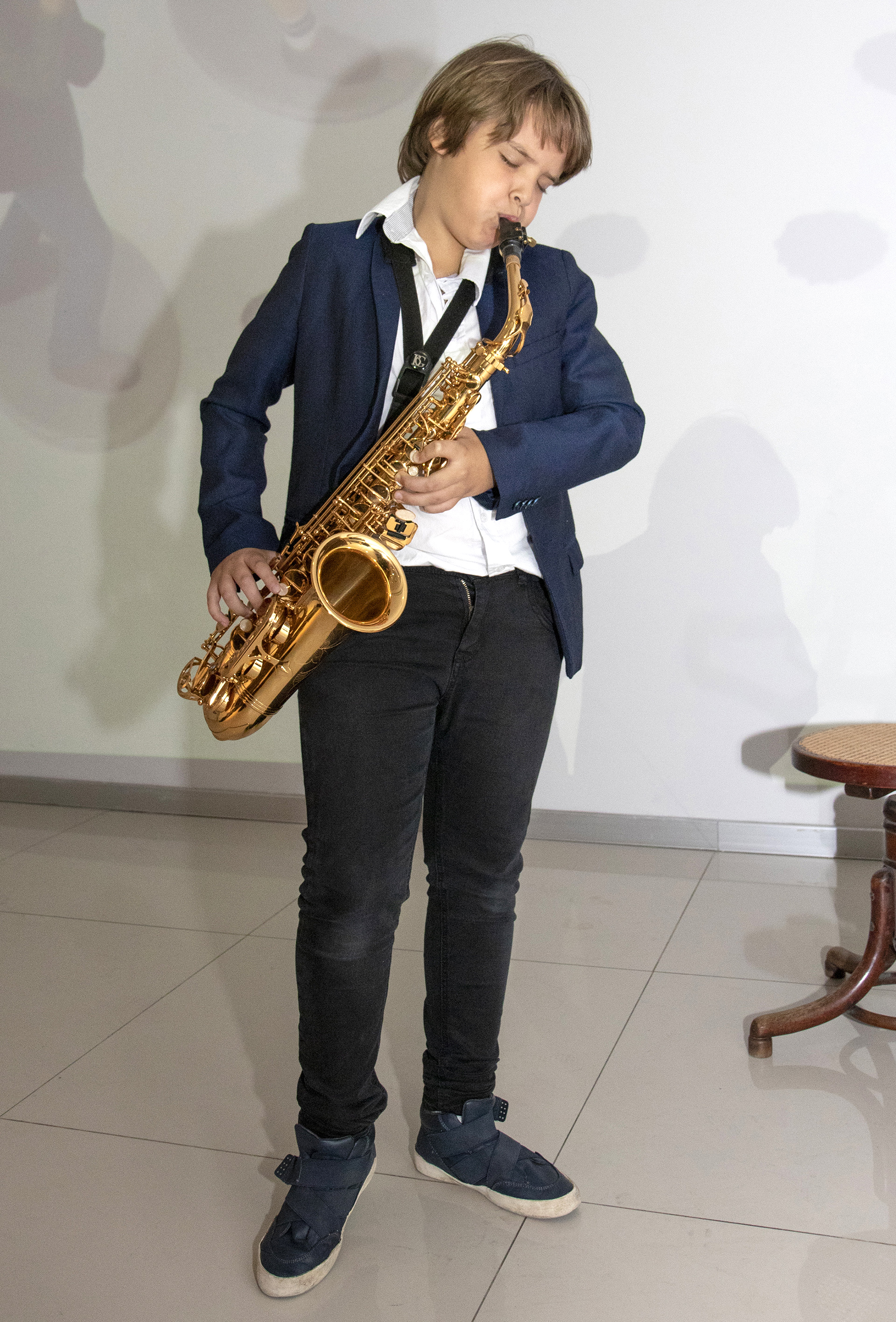 Lorenzo Pettinato sorprendió a los invitados tocando el saxo con un gran talento