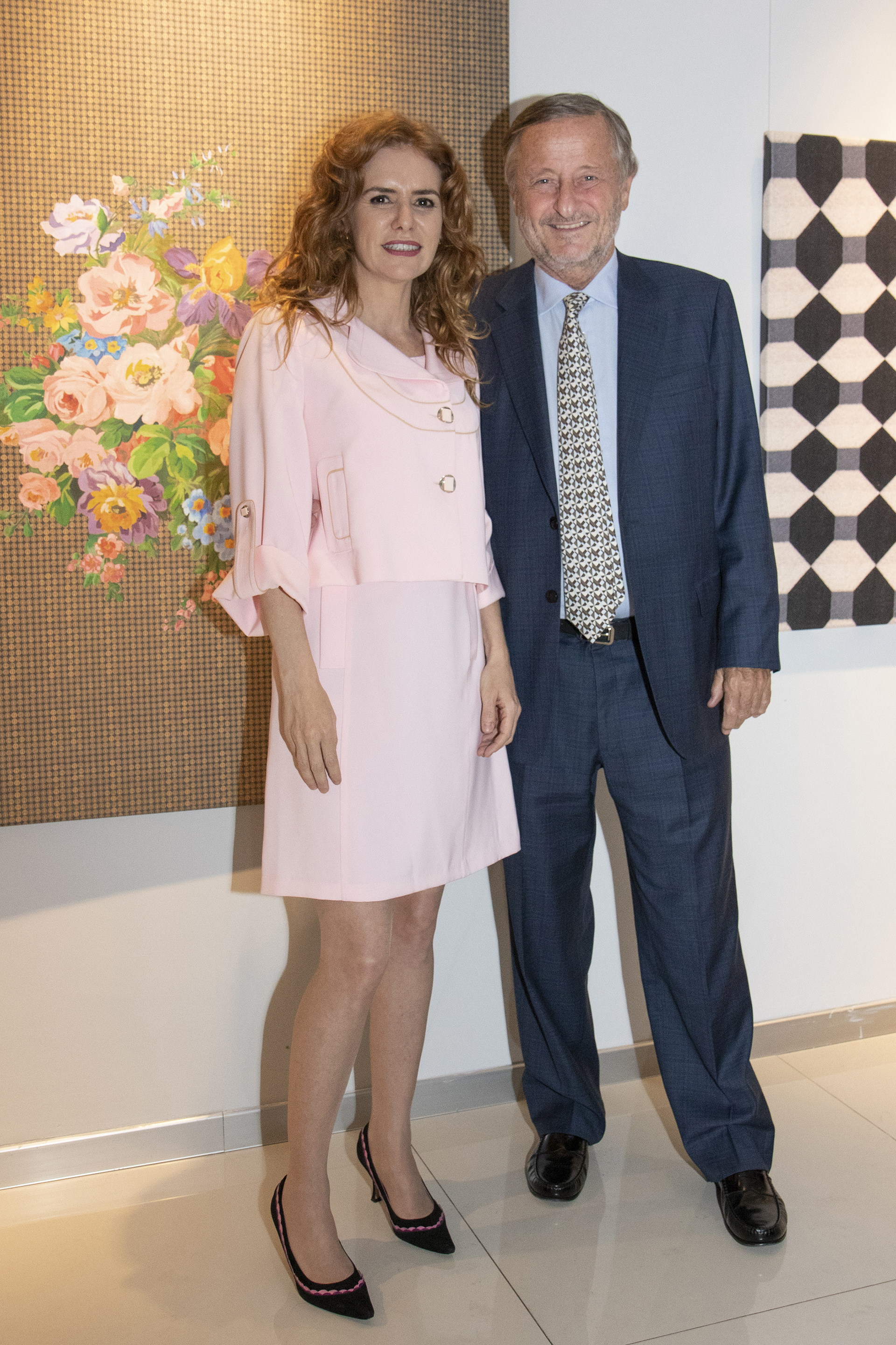 Karian El Azem y Cristiano Rattazzi. La artista expone obras en pintura acrílica sobre tela, impresiones digitales, utiliza materiales bélicos, cuentas de vidrio y mostacillas