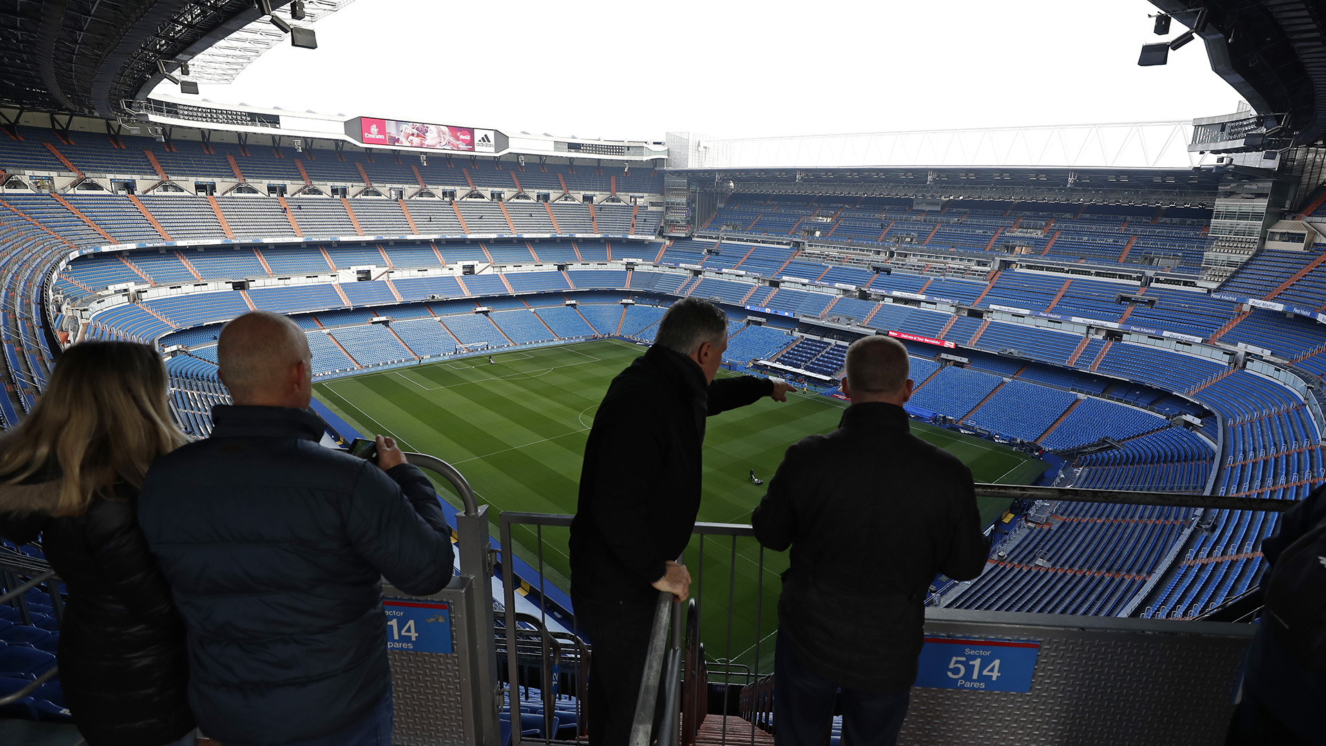 El Santiago Bernabéu se prepara para recibir 80 mil fanáticos este domingo (AP / Manu Fernandez)
