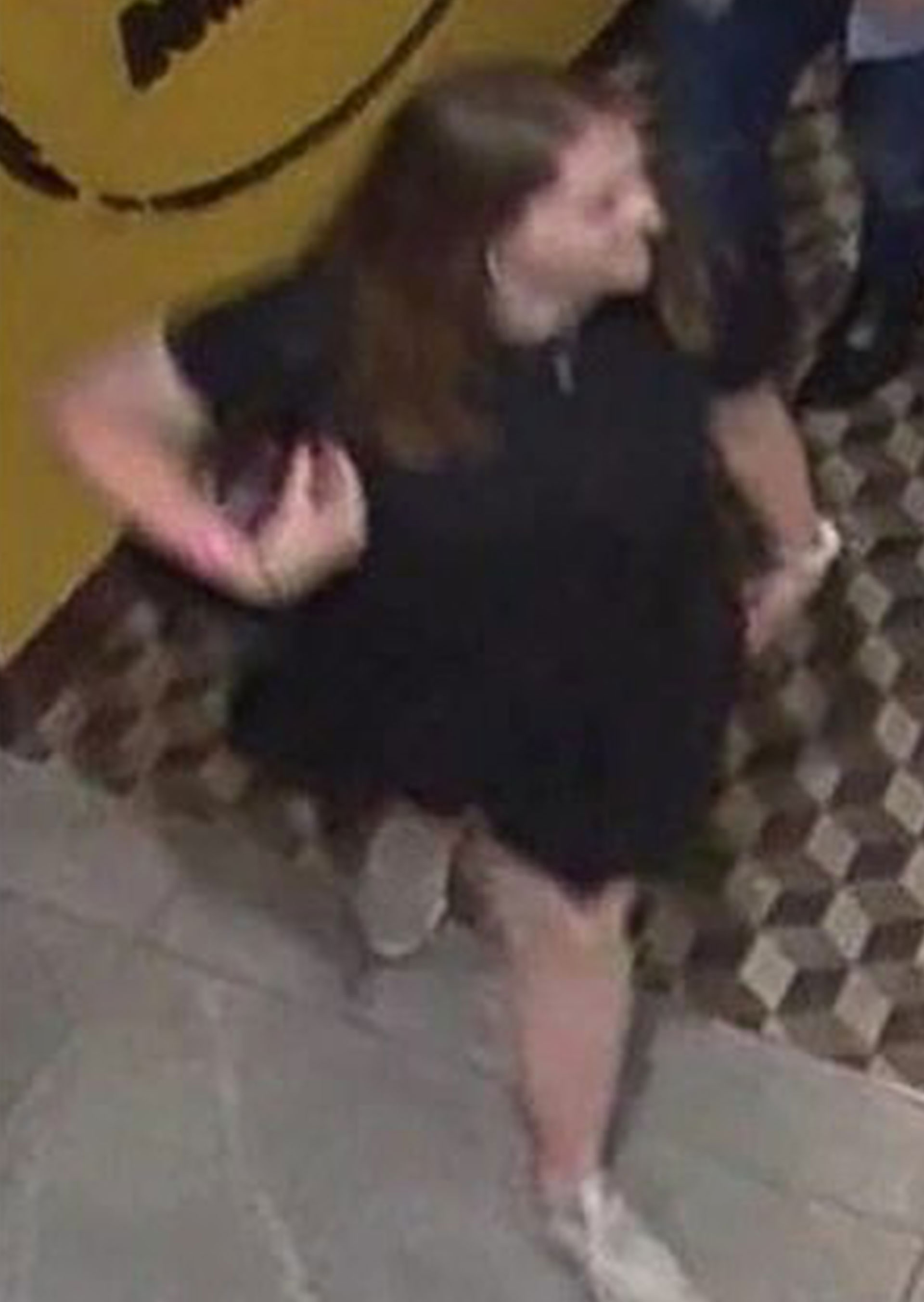 Esta es la última fotografía de Grace Millane capturada por una cámara de seguridad en Sky City en Auckland, el pasado sábado 1 de diciembre