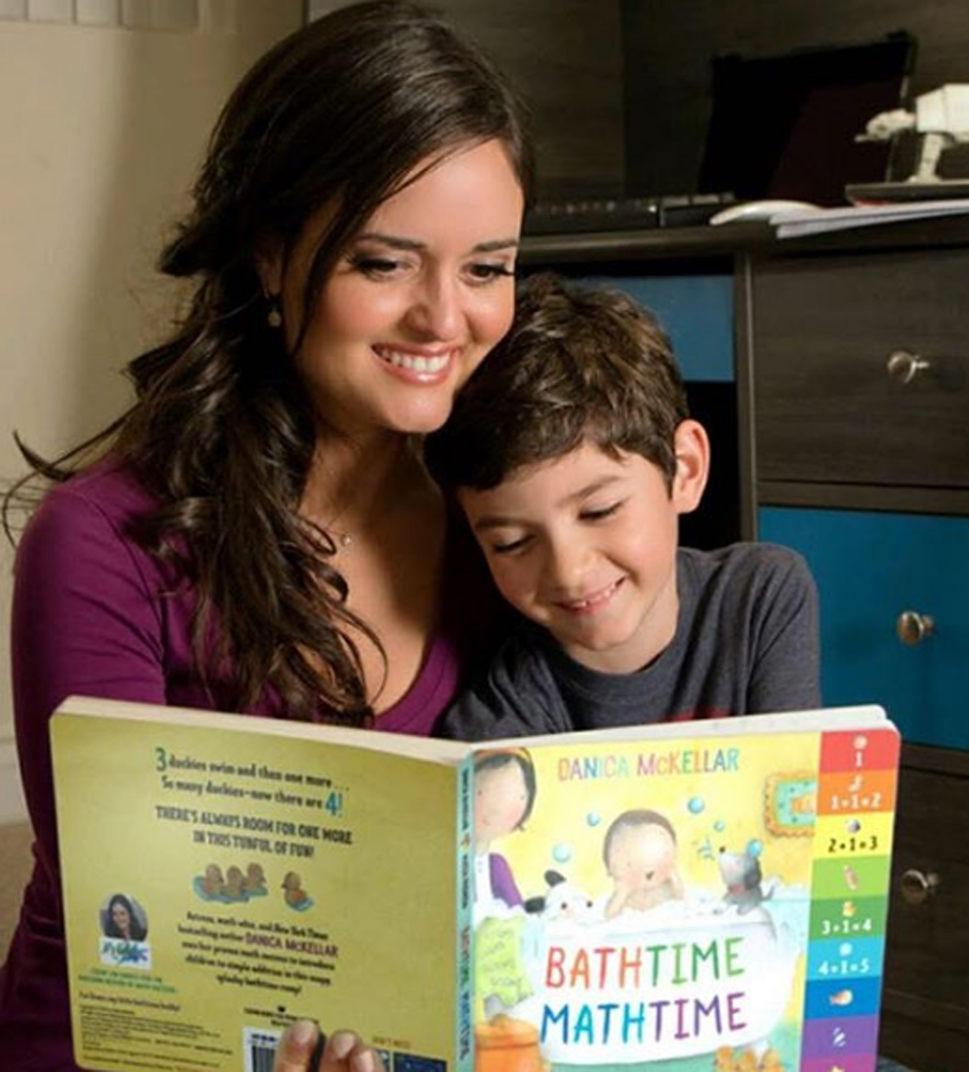 Danica McKellar con su hijo Draco
