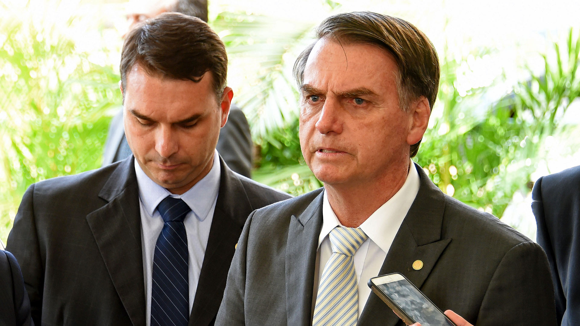 El presidente electo de Brasil, Jair Bolsonaro, junto a su hijo y senador Flavio Bolsonaro (AFP)