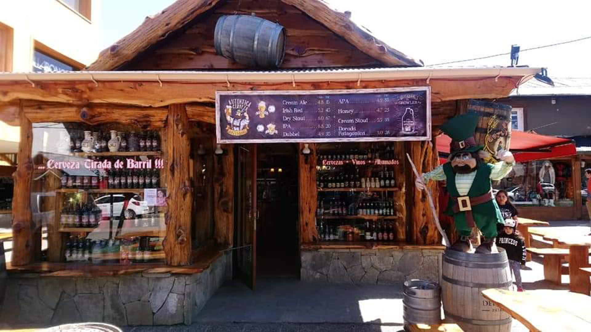 El local “El Regional”, ubicado en avenida San Martín 950, recibió la visita de Juliana Awada.