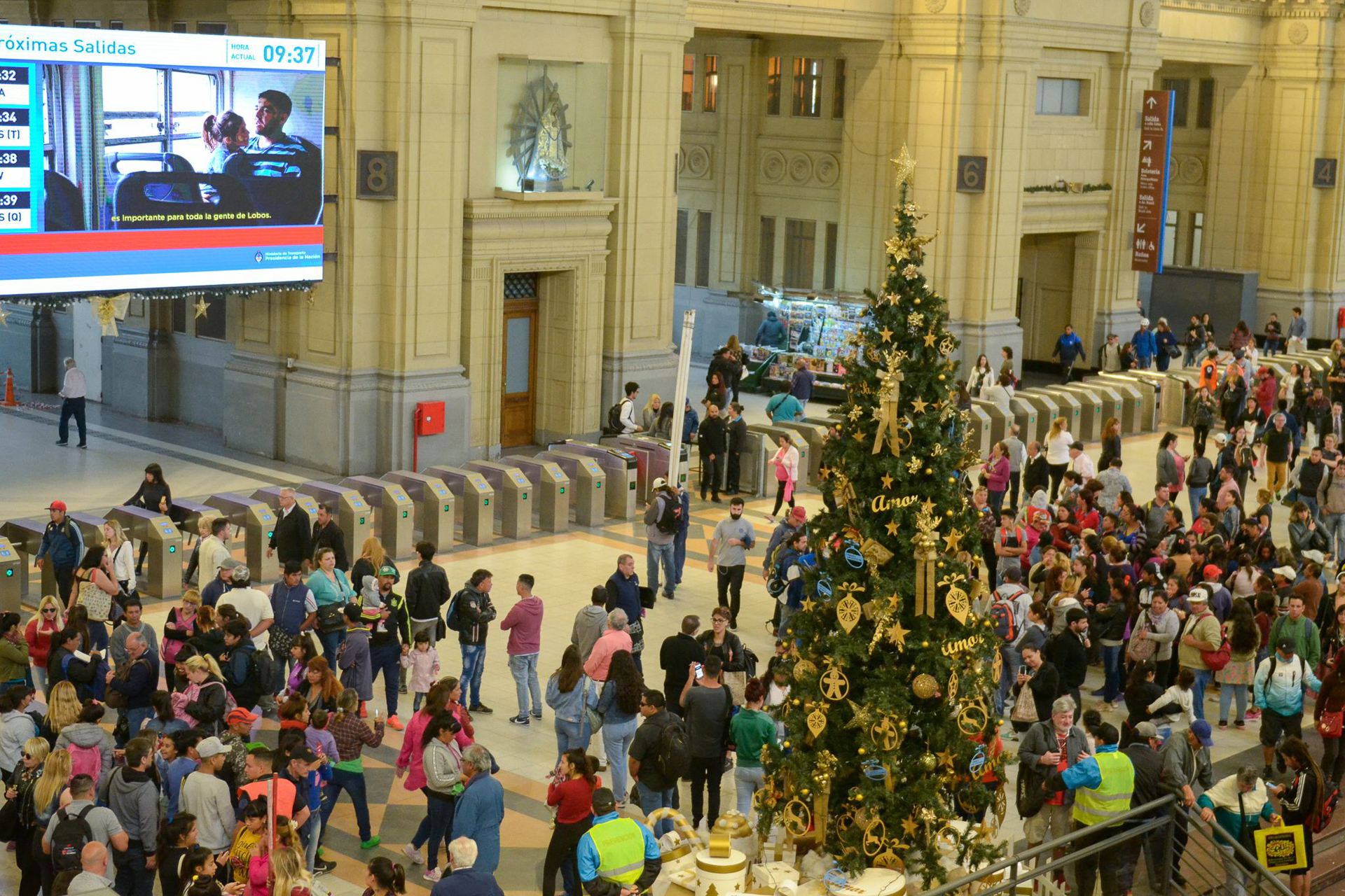 El árbol de la estación Constitución con cientos de personas alrededor tomándose una foto
