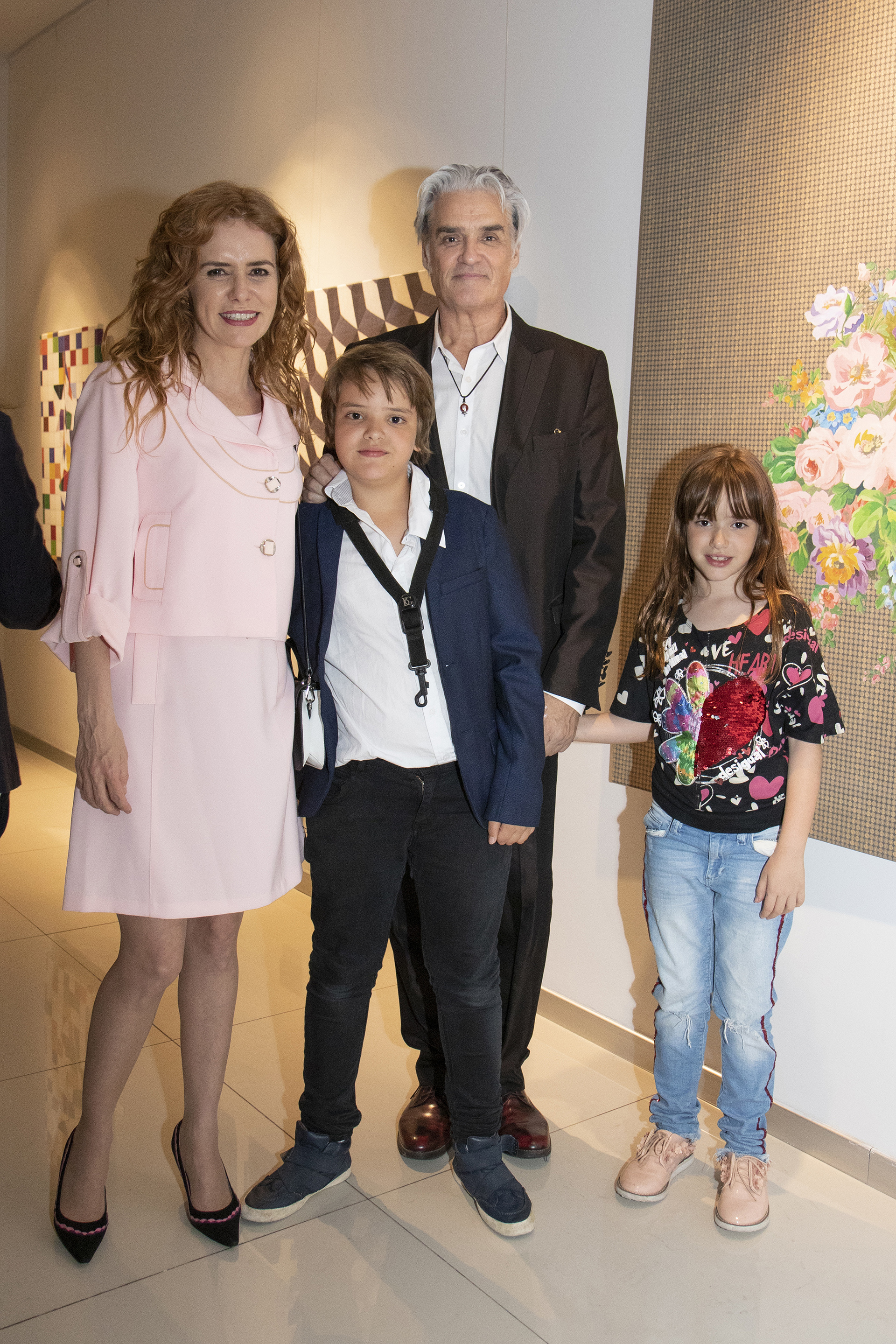 Karina El Azem durante la presentación de su muestra “Amor Infiniti”, acompañada por sus hijos Lorenzo y Esmeralda Pettinato, y por Roberto Pettinato